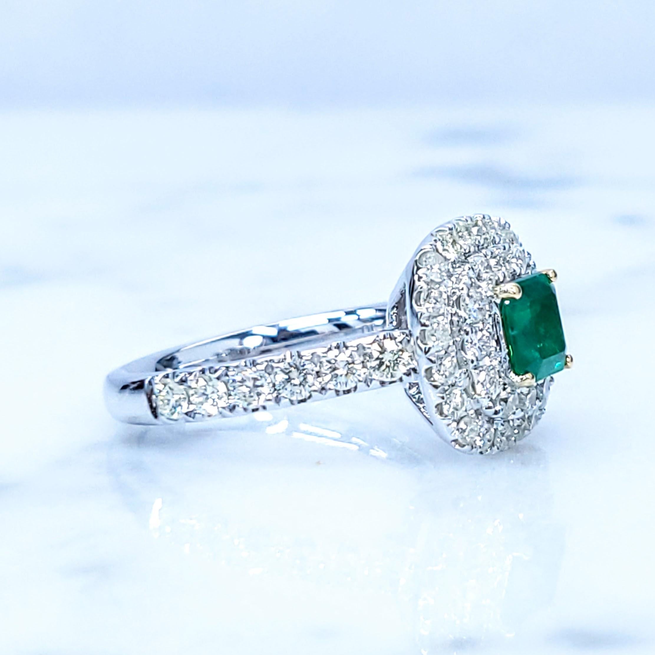 IGI-zertifizierter 0,42 Karat kolumbianischer Smaragd- und Diamantring aus 18 Karat Weißgold mit Diamanten im Angebot 3