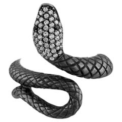 Anillo con motivo de serpiente de diamantes negros y un diamante certificado por IGI de 0,44 quilates, en oro de 8K