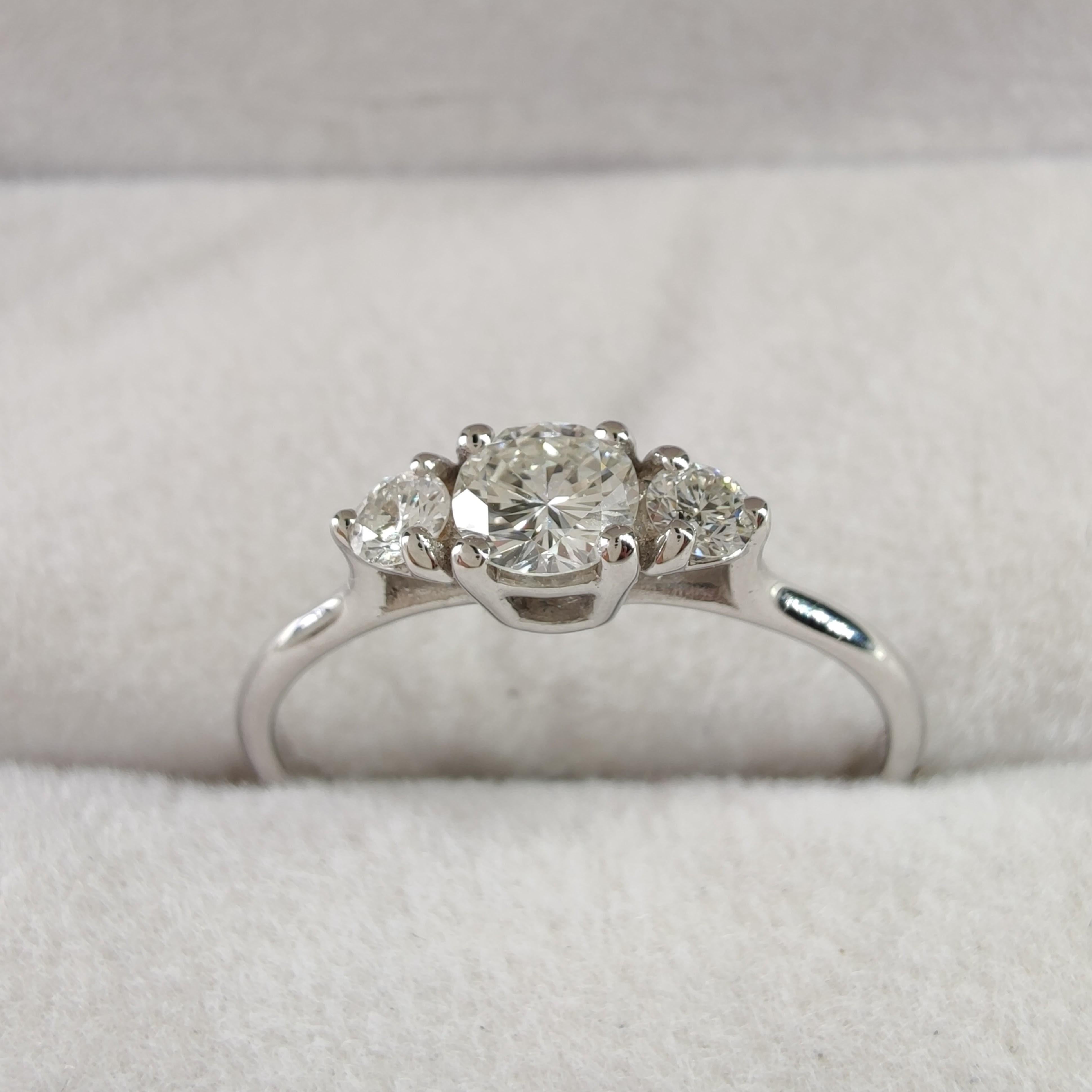 Bague de fiançailles à trois pierres en or blanc 18 carats avec diamant naturel certifié IGI de 0,45 carat en vente 4