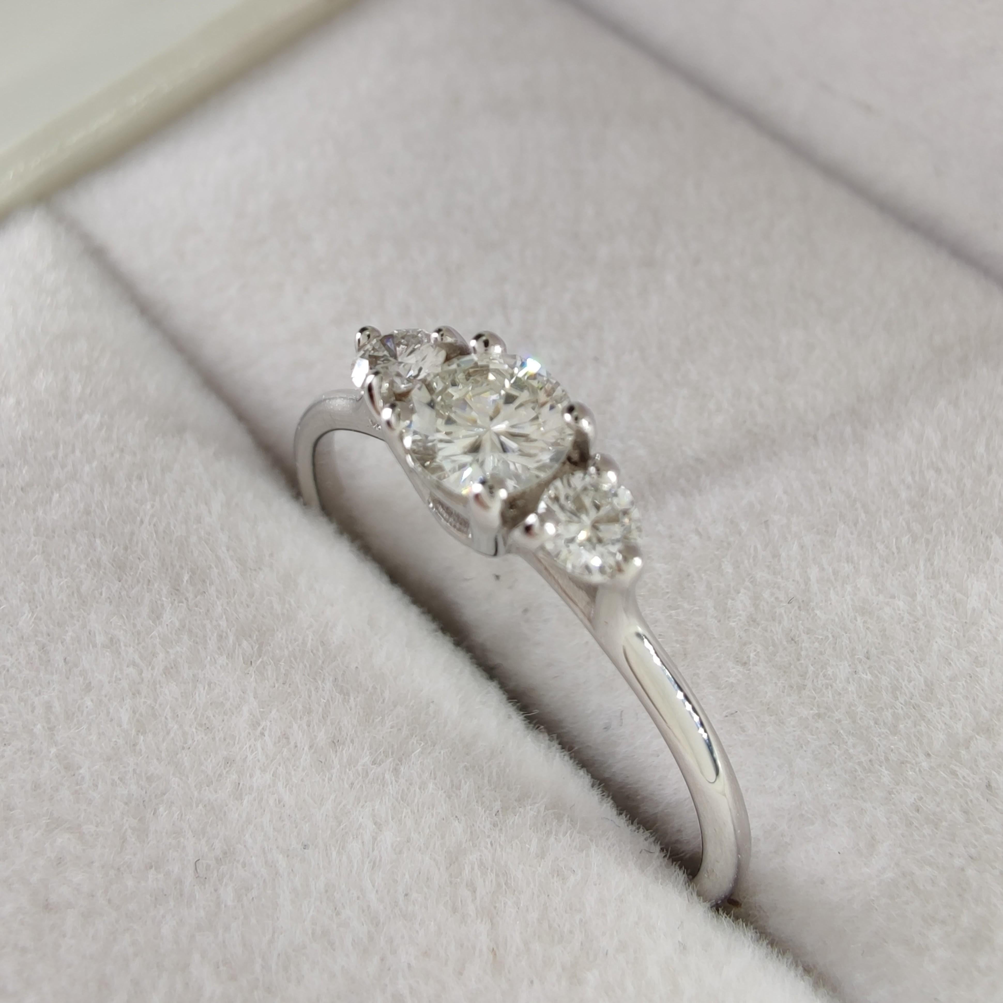 Bague de fiançailles à trois pierres en or blanc 18 carats avec diamant naturel certifié IGI de 0,45 carat en vente 5