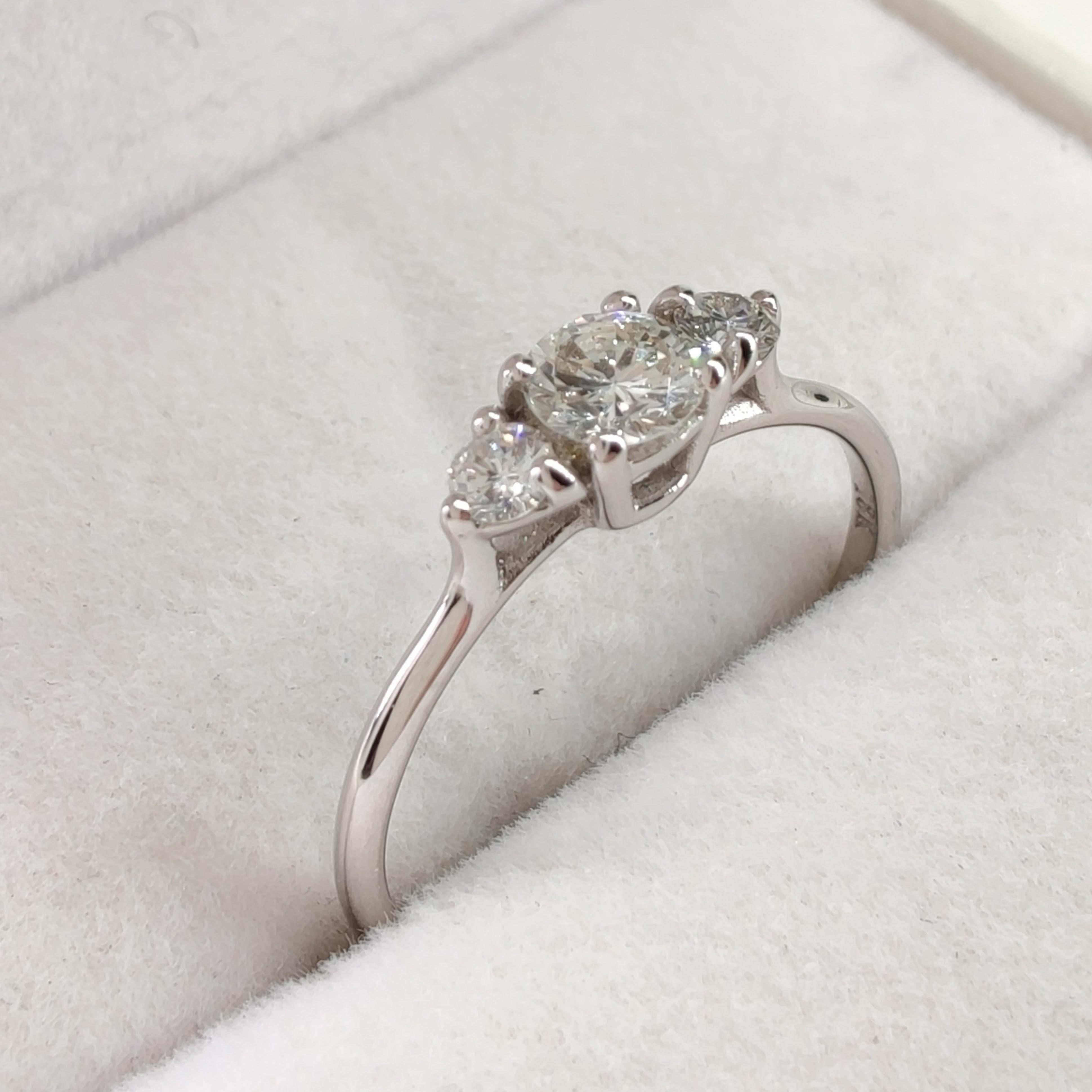 Bague de fiançailles à trois pierres en or blanc 18 carats avec diamant naturel certifié IGI de 0,45 carat en vente 6