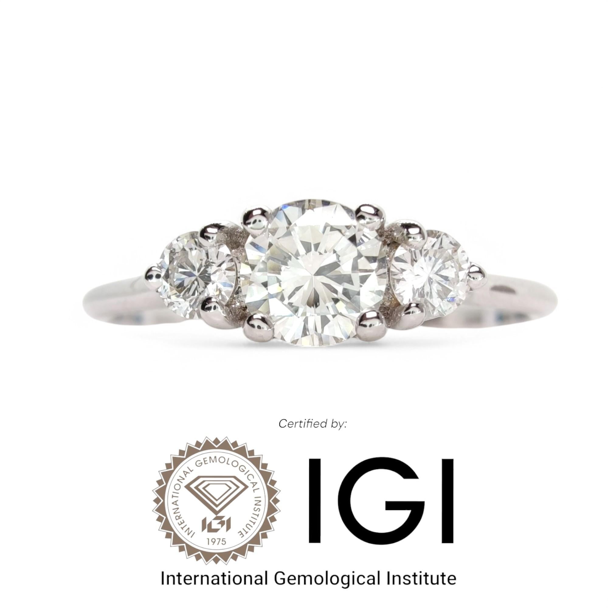   Certification : IGI Certified - Rapport n° 10J1964025

Détails du diamant :  
    Poids total en carats : 0,45ct  

Diamant central :
Coupe : Brillant rond
Dimensions : 4,20 x 4,20 x 2,50 mm
Poids en carats : 0,30 ct (estimé)
Couleur : H-I (tons