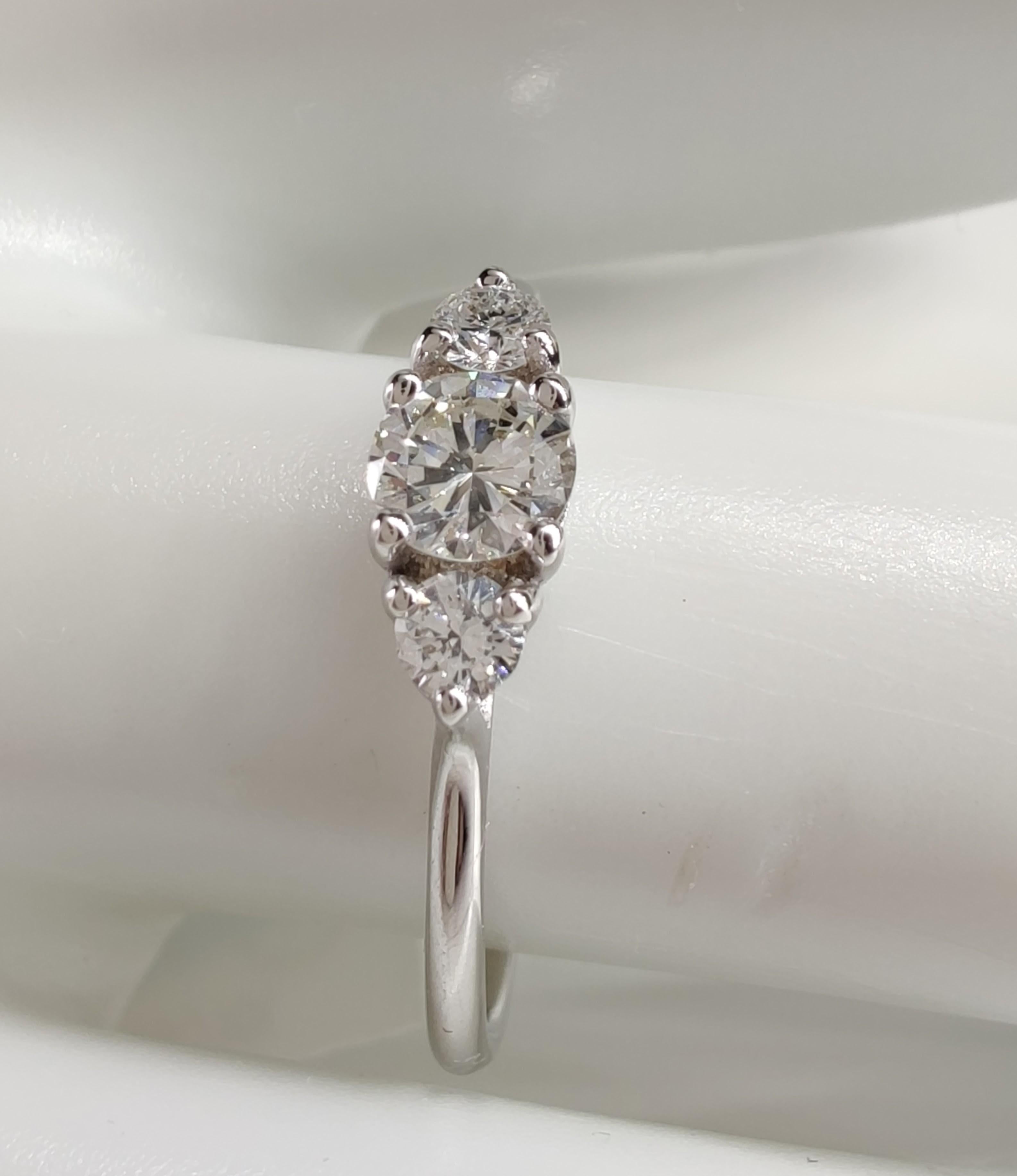 Taille ronde Bague de fiançailles à trois pierres en or blanc 18 carats avec diamant naturel certifié IGI de 0,45 carat en vente