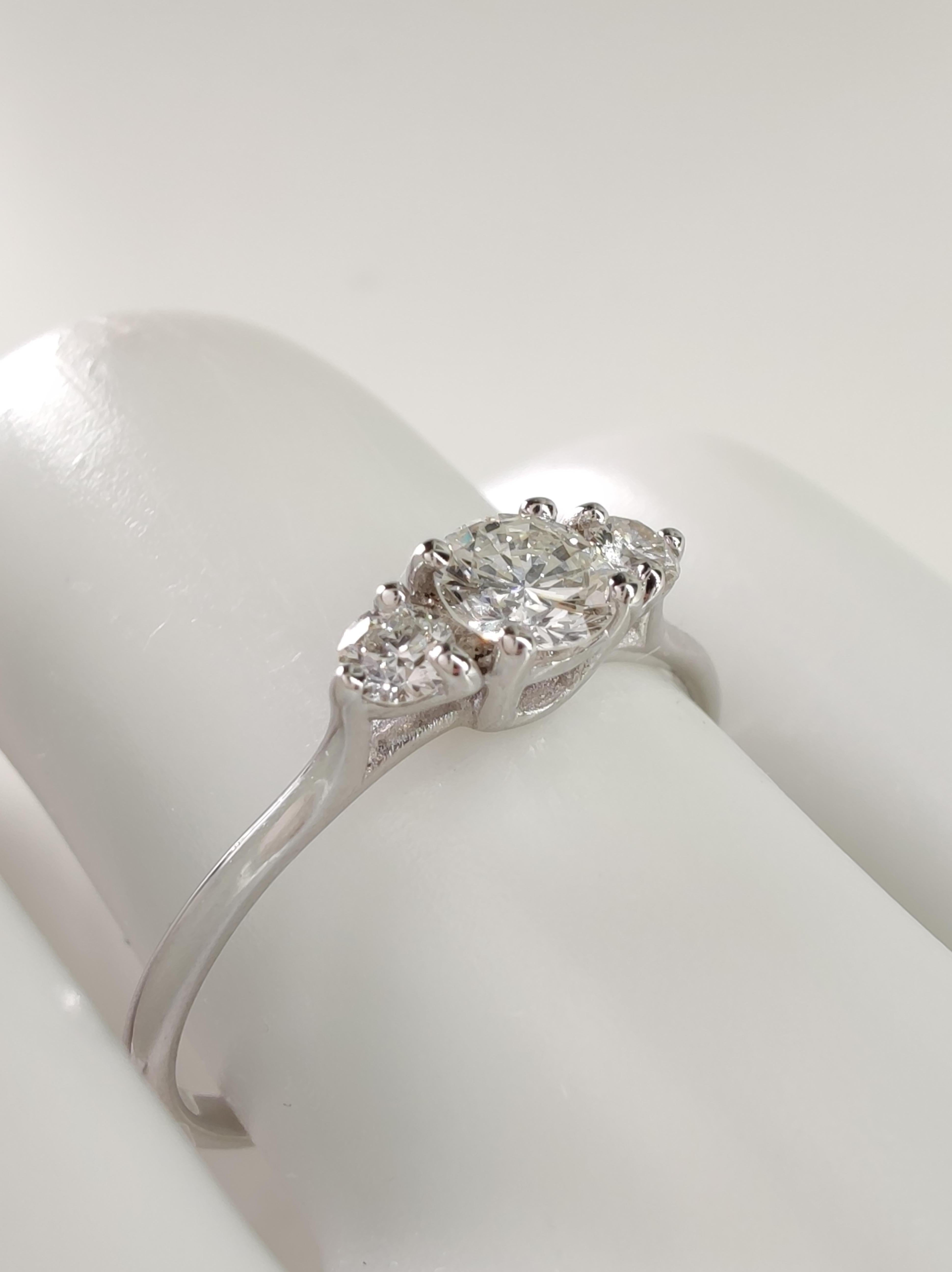 Bague de fiançailles à trois pierres en or blanc 18 carats avec diamant naturel certifié IGI de 0,45 carat Pour femmes en vente