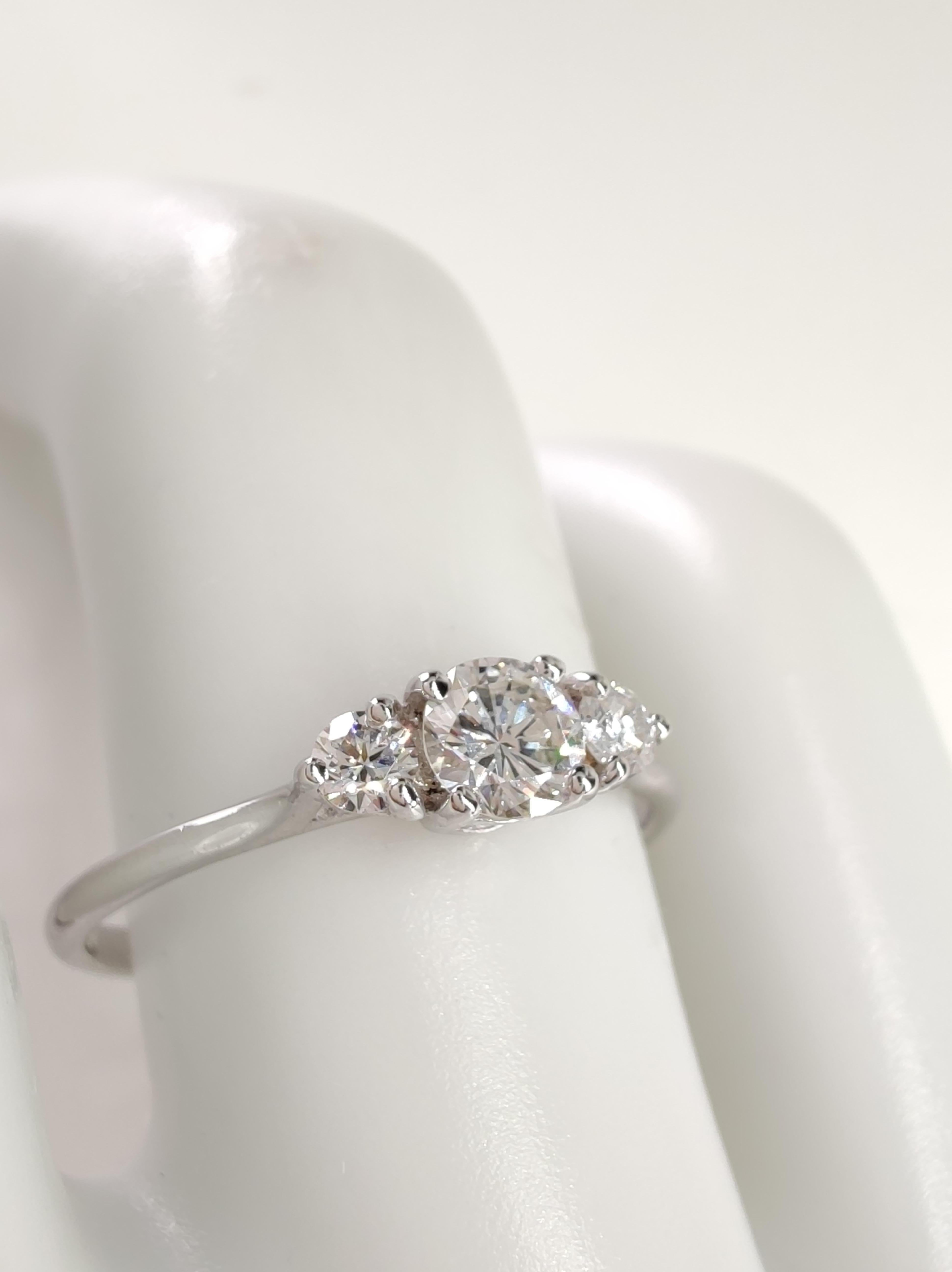 Bague de fiançailles à trois pierres en or blanc 18 carats avec diamant naturel certifié IGI de 0,45 carat en vente 1