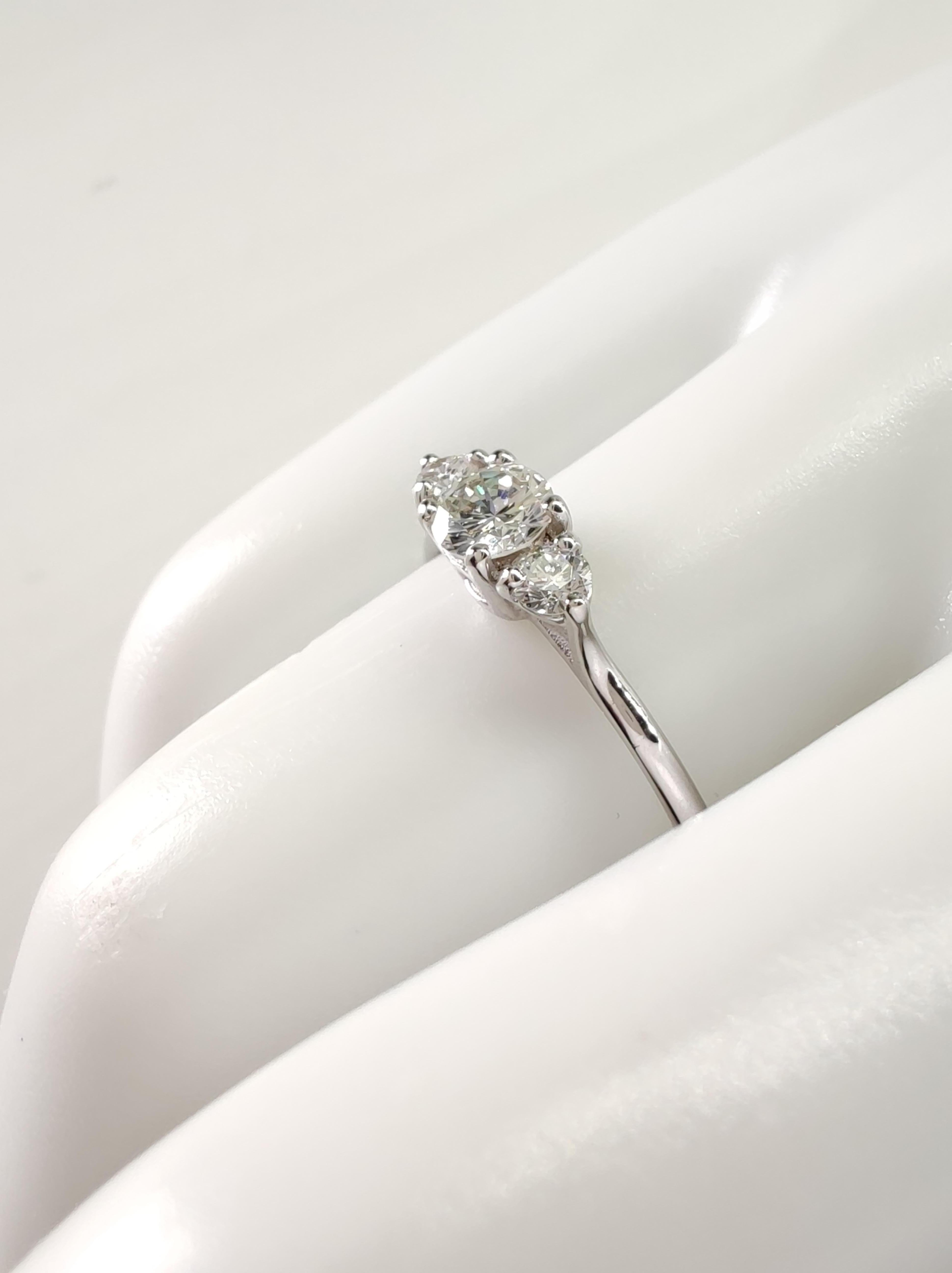 Bague de fiançailles à trois pierres en or blanc 18 carats avec diamant naturel certifié IGI de 0,45 carat en vente 2