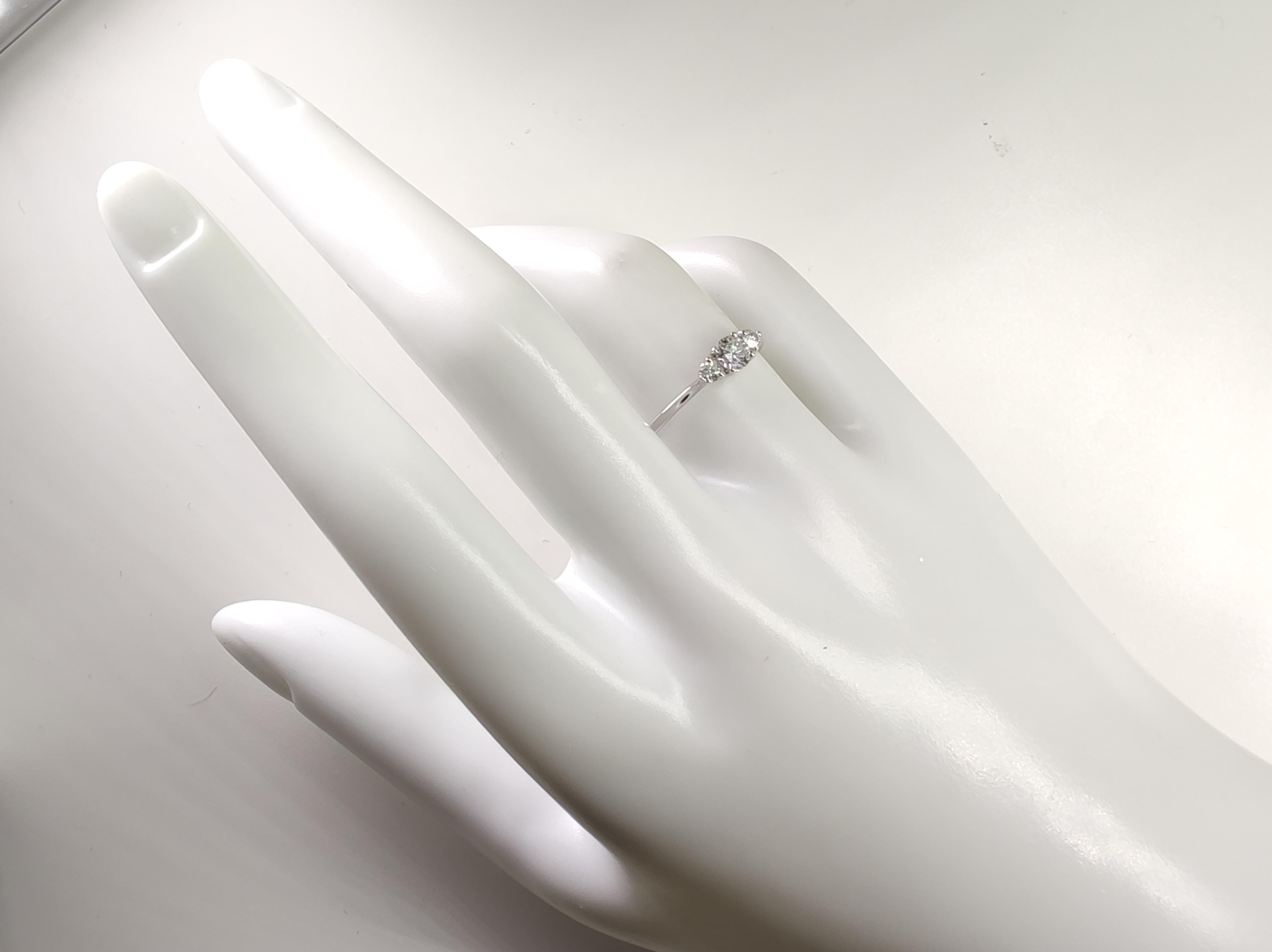 Bague de fiançailles à trois pierres en or blanc 18 carats avec diamant naturel certifié IGI de 0,45 carat en vente 3