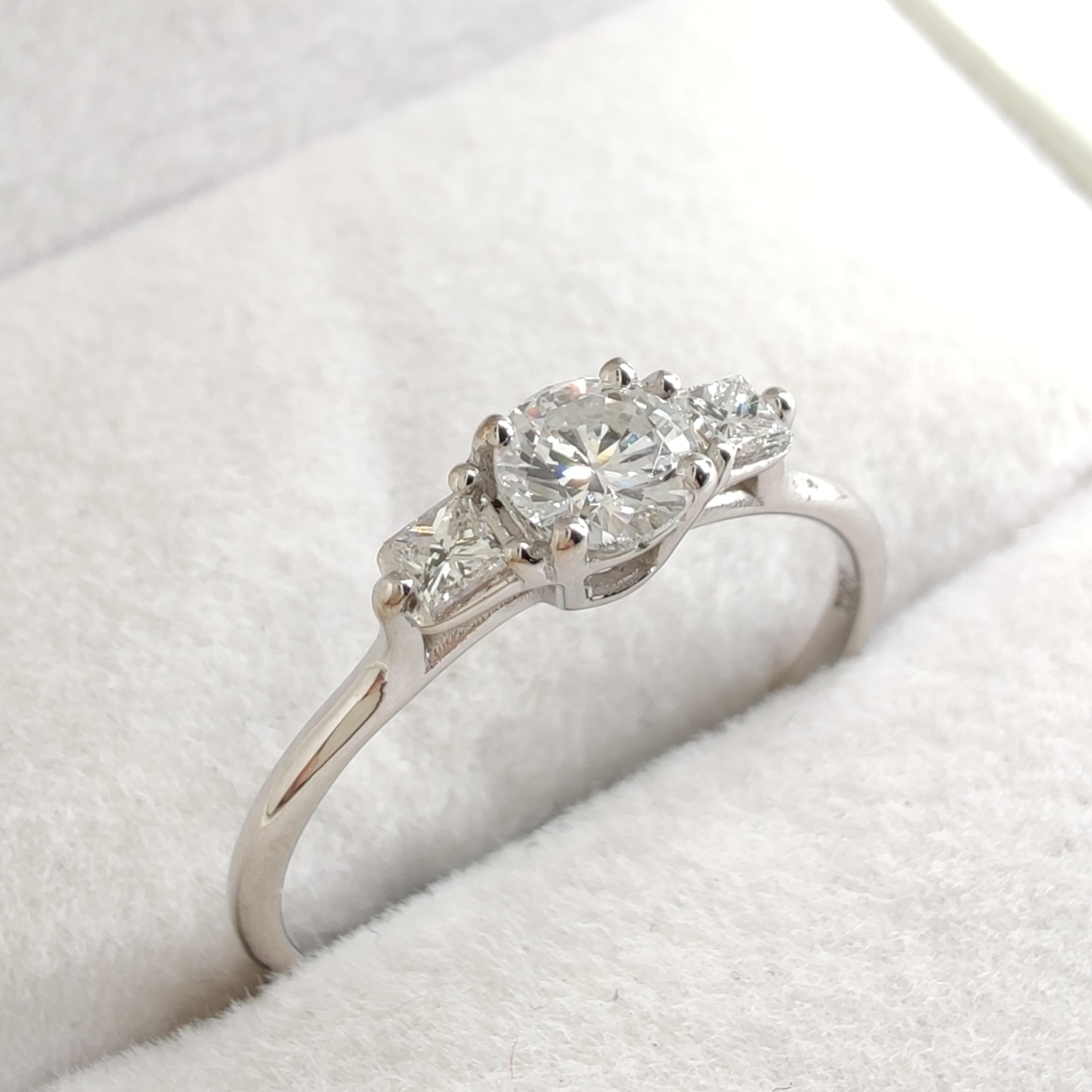cadeau de fiançailles en or blanc 18 carats à trois pierres avec diamant naturel certifié IGI de 0,45 carat en vente 4