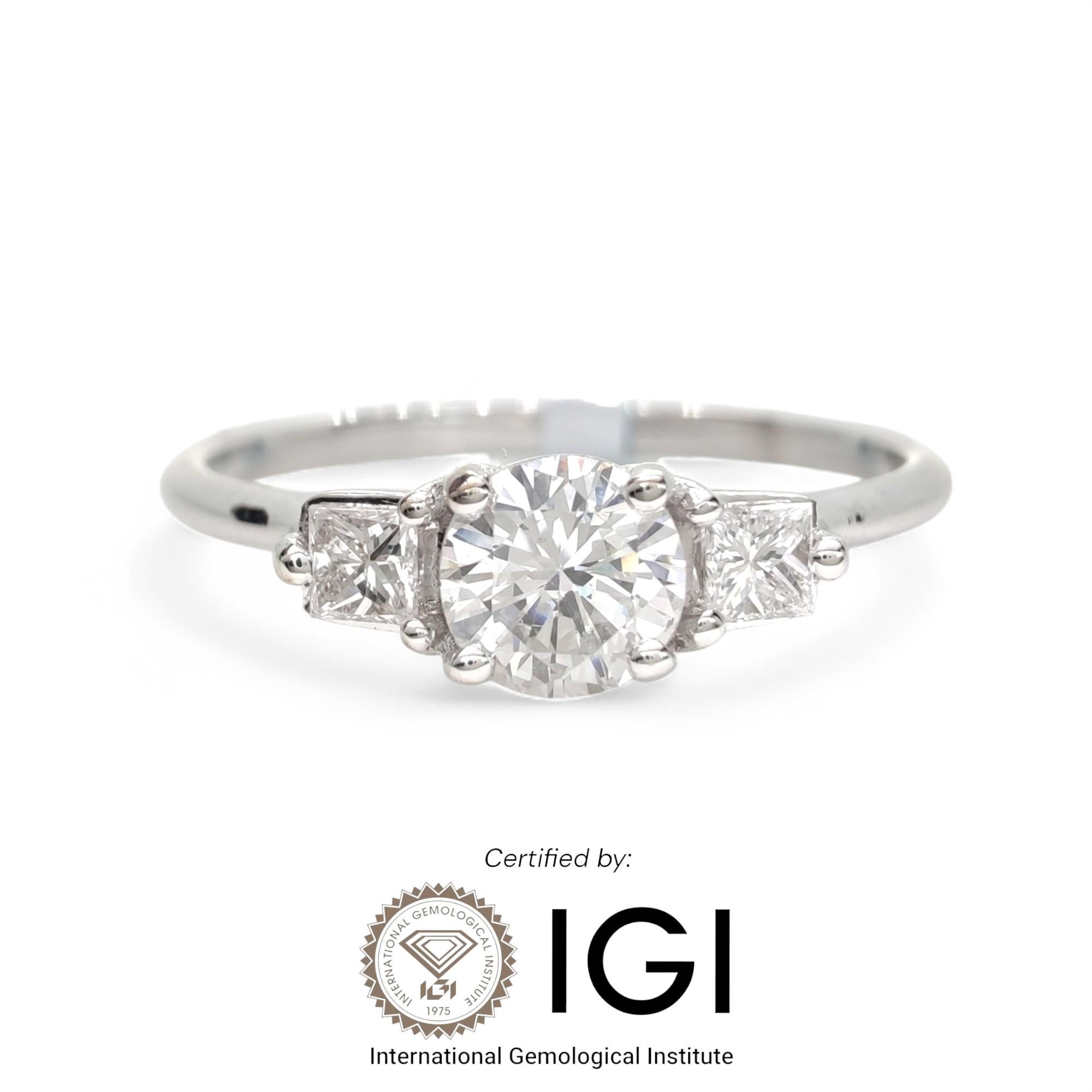 Cette bague à trois pierres présente un total de 0,45 carats de diamants naturels. Le diamant central est un diamant rond de taille brillant, mesurant 4,45 x 4,45 x 2,70 mm, avec un poids en carats de 0,35 ct. Sa couleur est classée E-F, sa clarté