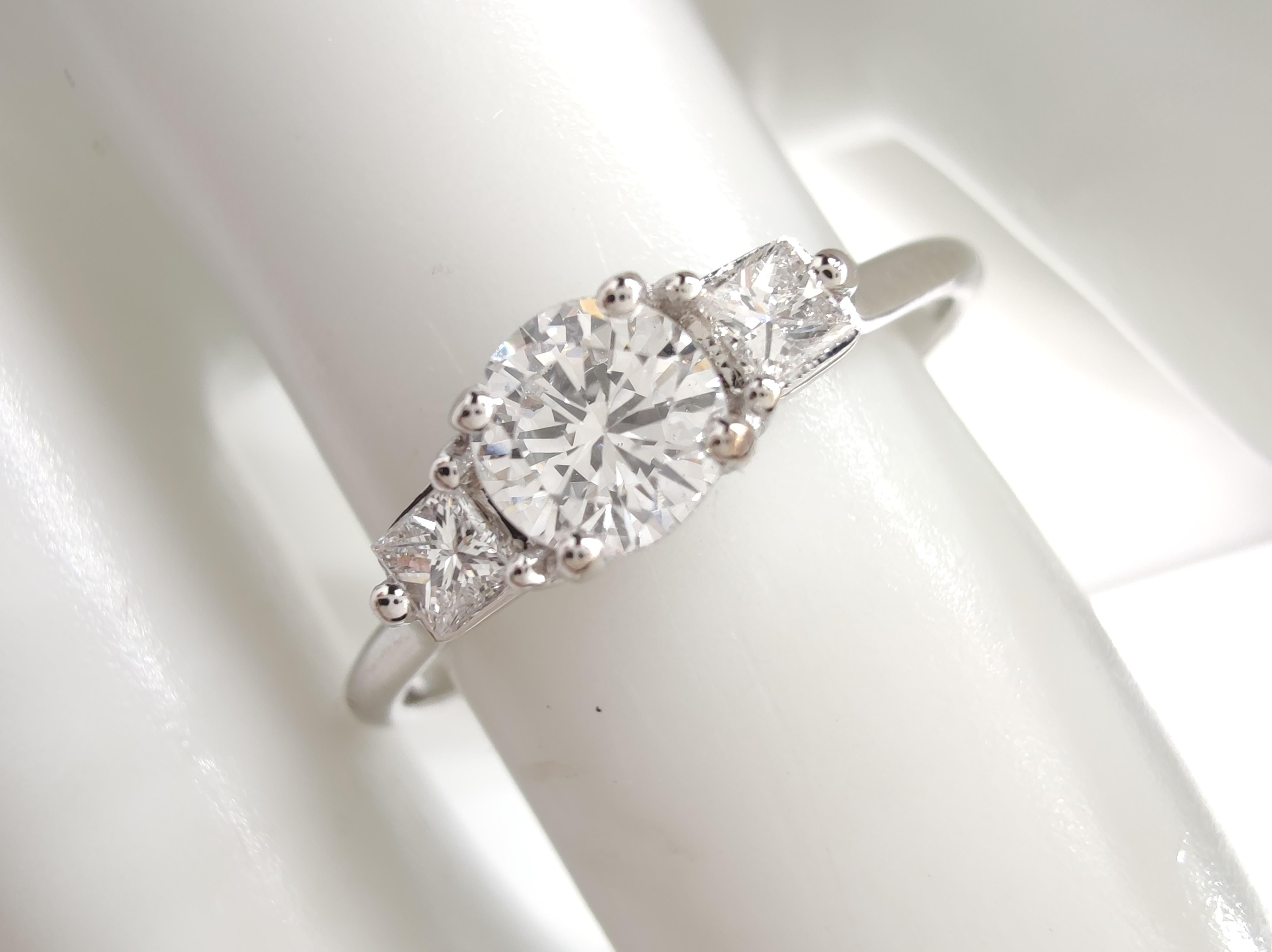 Contemporain cadeau de fiançailles en or blanc 18 carats à trois pierres avec diamant naturel certifié IGI de 0,45 carat en vente