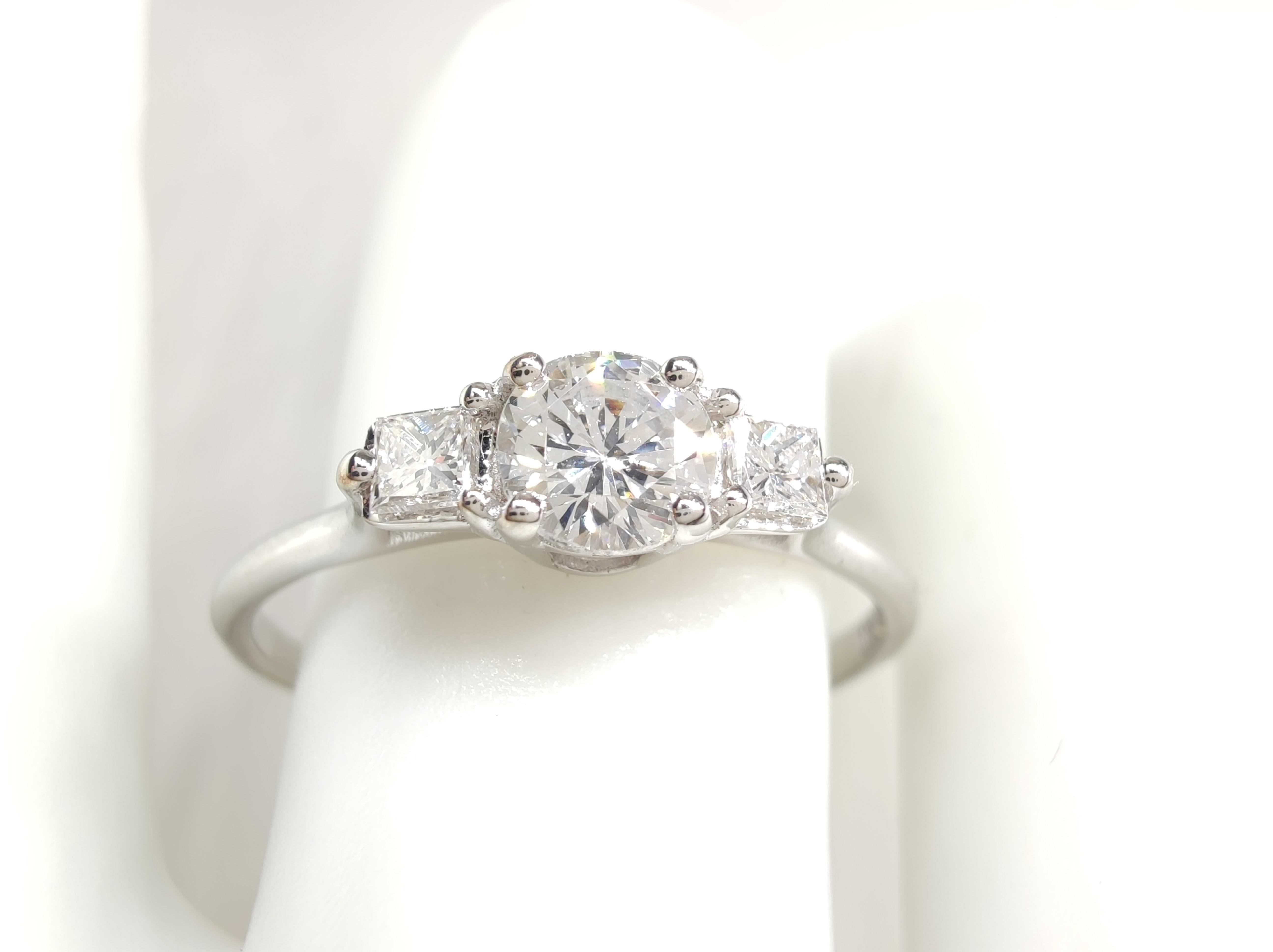 Taille ronde cadeau de fiançailles en or blanc 18 carats à trois pierres avec diamant naturel certifié IGI de 0,45 carat en vente