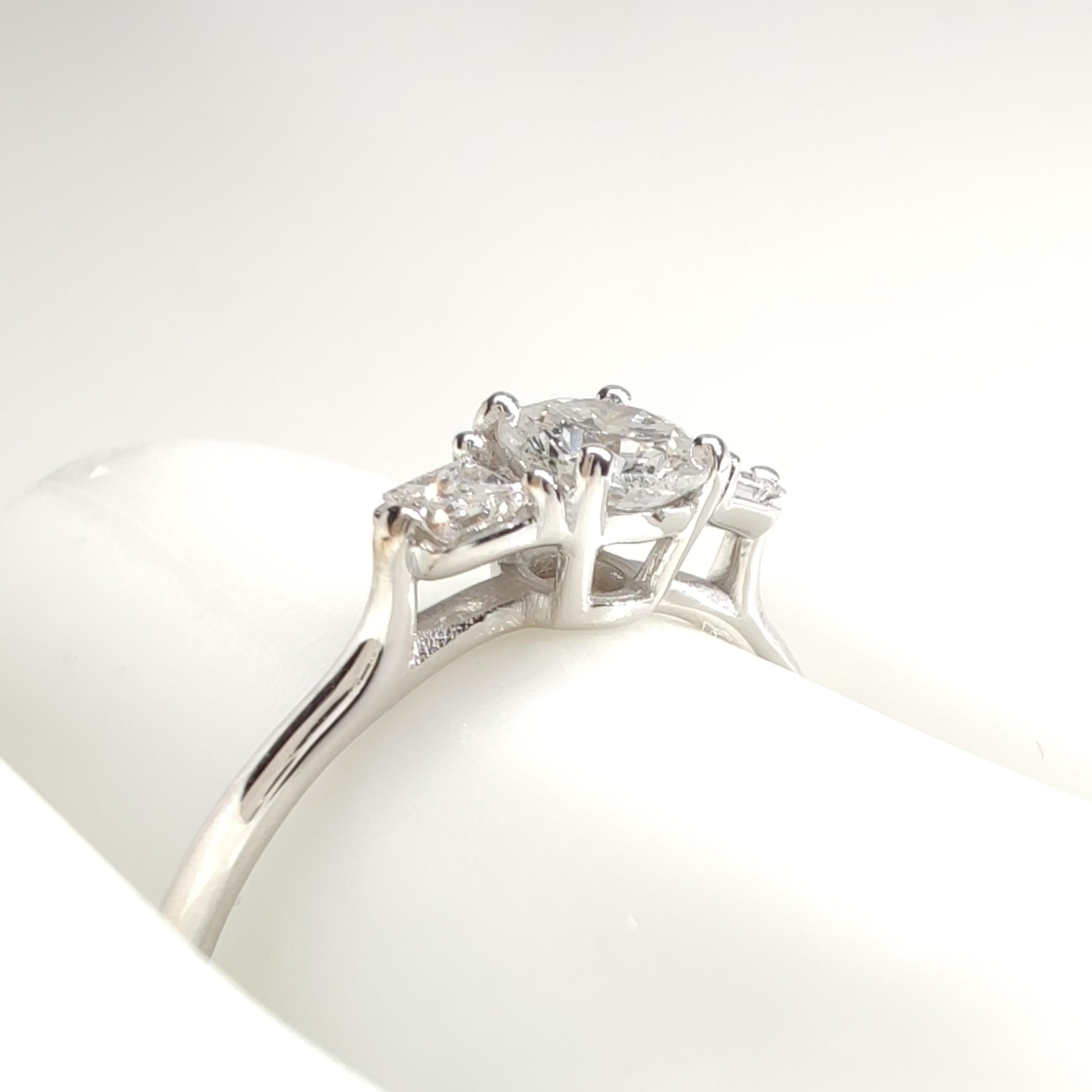 cadeau de fiançailles en or blanc 18 carats à trois pierres avec diamant naturel certifié IGI de 0,45 carat Neuf - En vente à Sant Josep de sa Talaia, IB