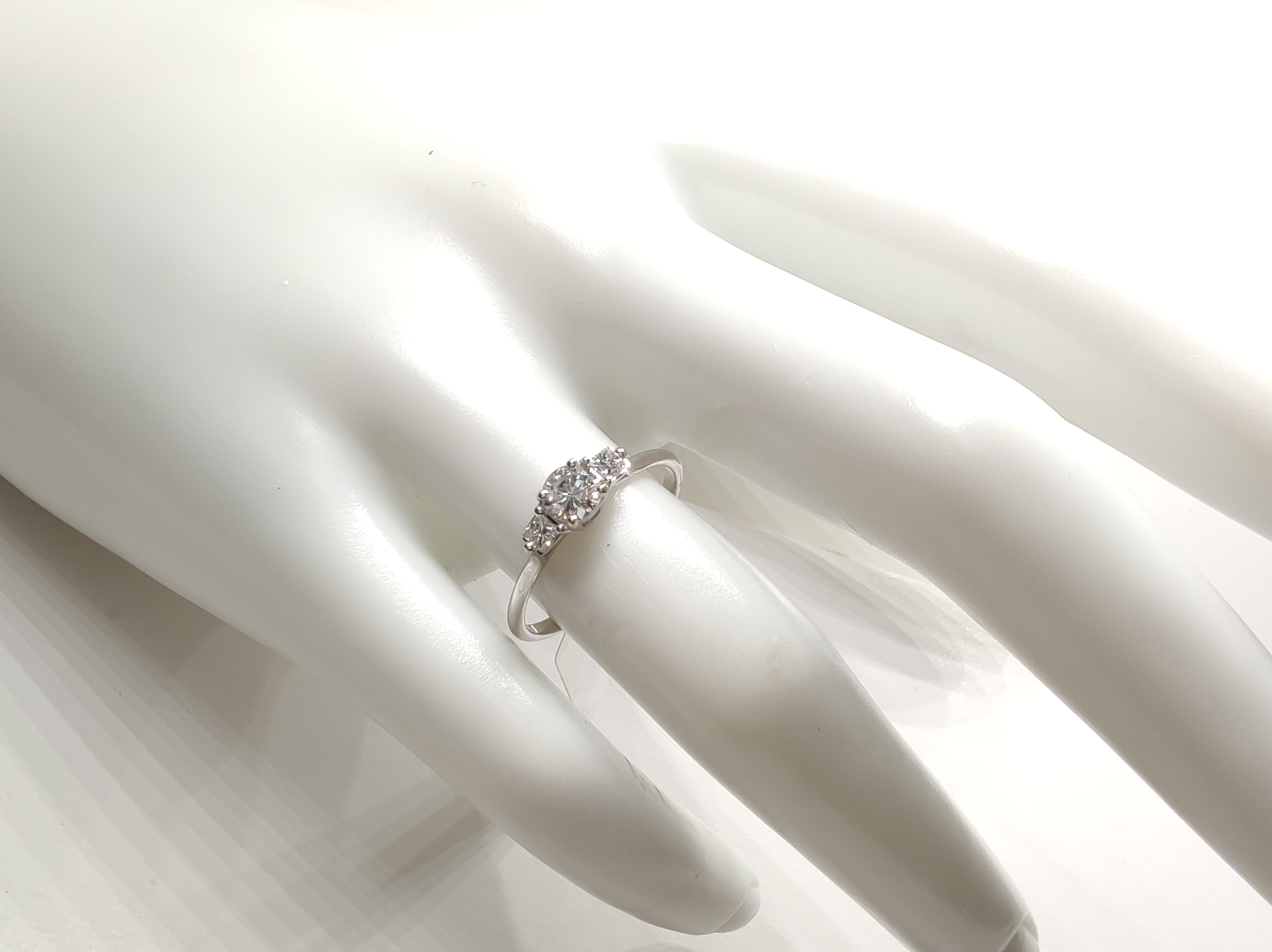 cadeau de fiançailles en or blanc 18 carats à trois pierres avec diamant naturel certifié IGI de 0,45 carat Pour femmes en vente