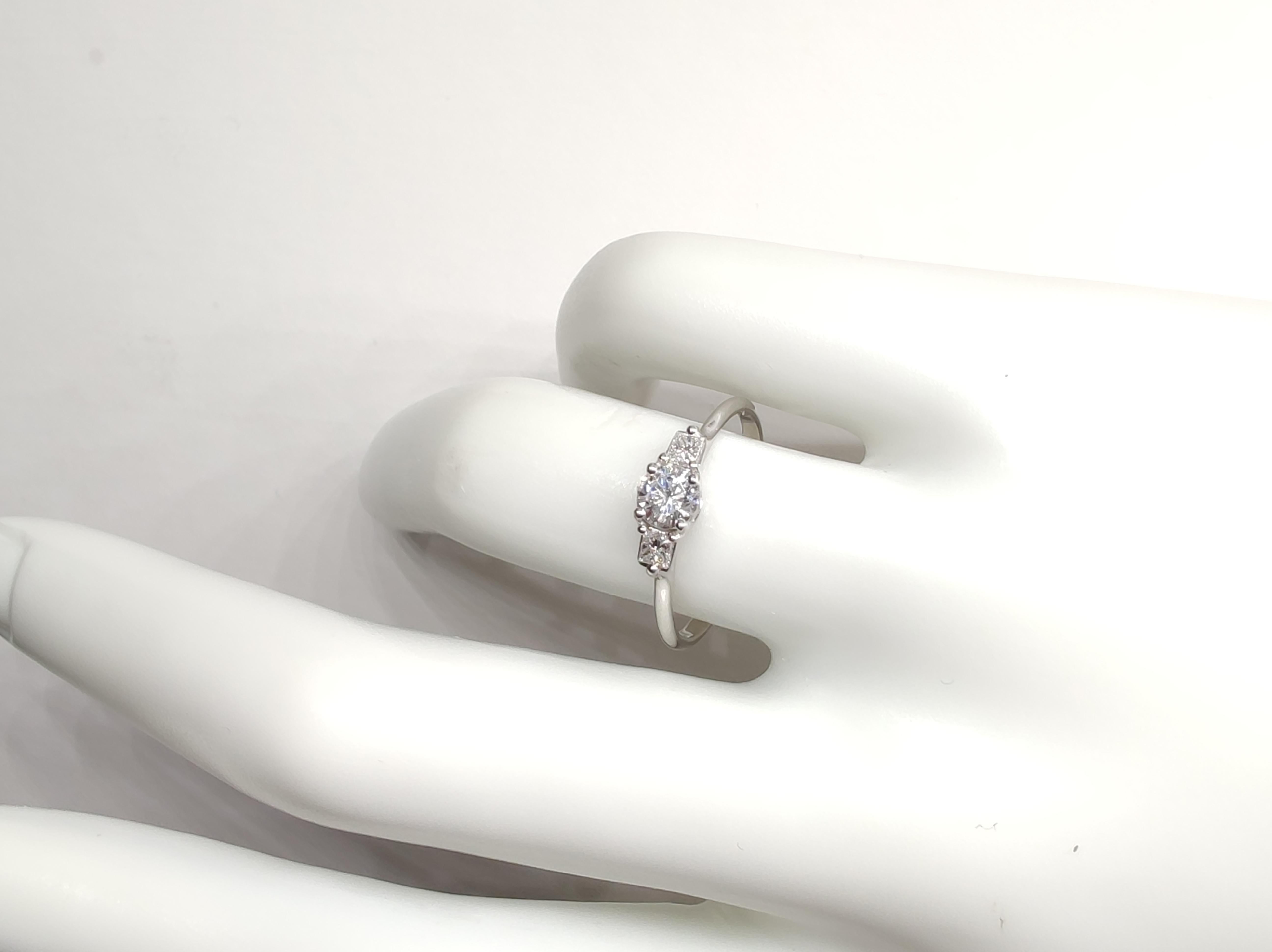 cadeau de fiançailles en or blanc 18 carats à trois pierres avec diamant naturel certifié IGI de 0,45 carat en vente 1
