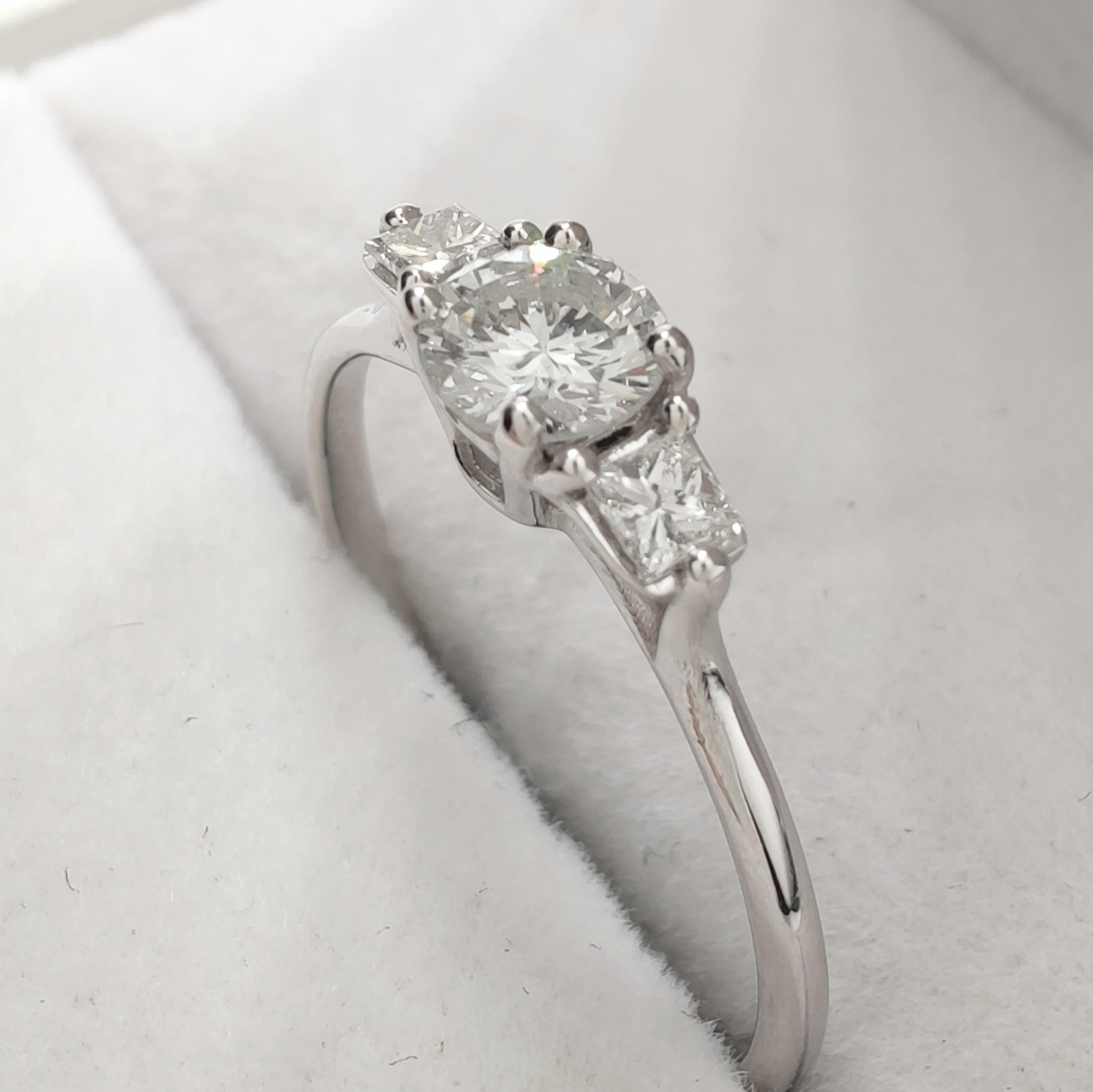 cadeau de fiançailles en or blanc 18 carats à trois pierres avec diamant naturel certifié IGI de 0,45 carat en vente 2