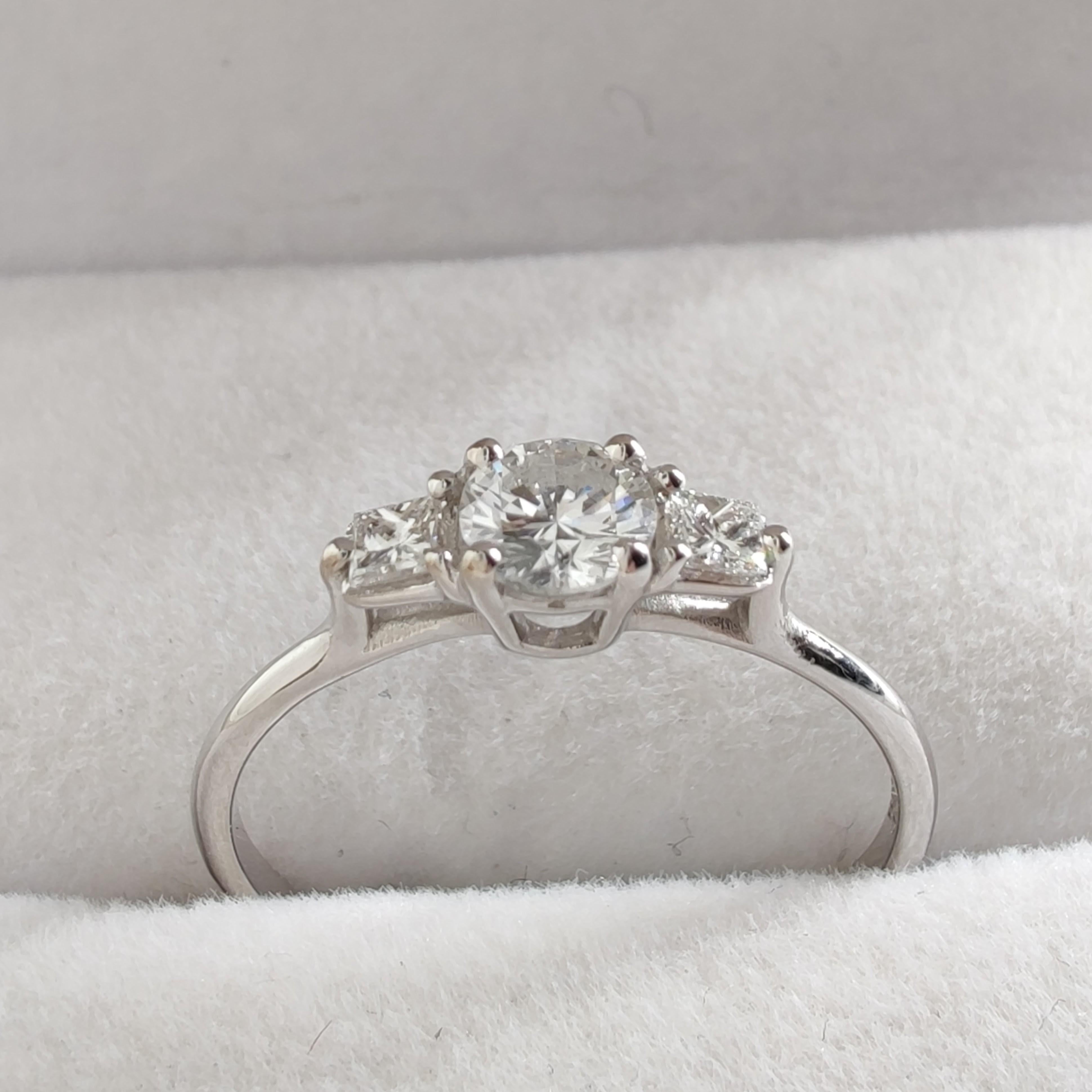 cadeau de fiançailles en or blanc 18 carats à trois pierres avec diamant naturel certifié IGI de 0,45 carat en vente 3
