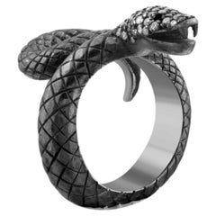 Anillo con motivo de serpiente de oro de 8K, con un diamante certificado por IGI de 0,49 quilates y un diamante negro