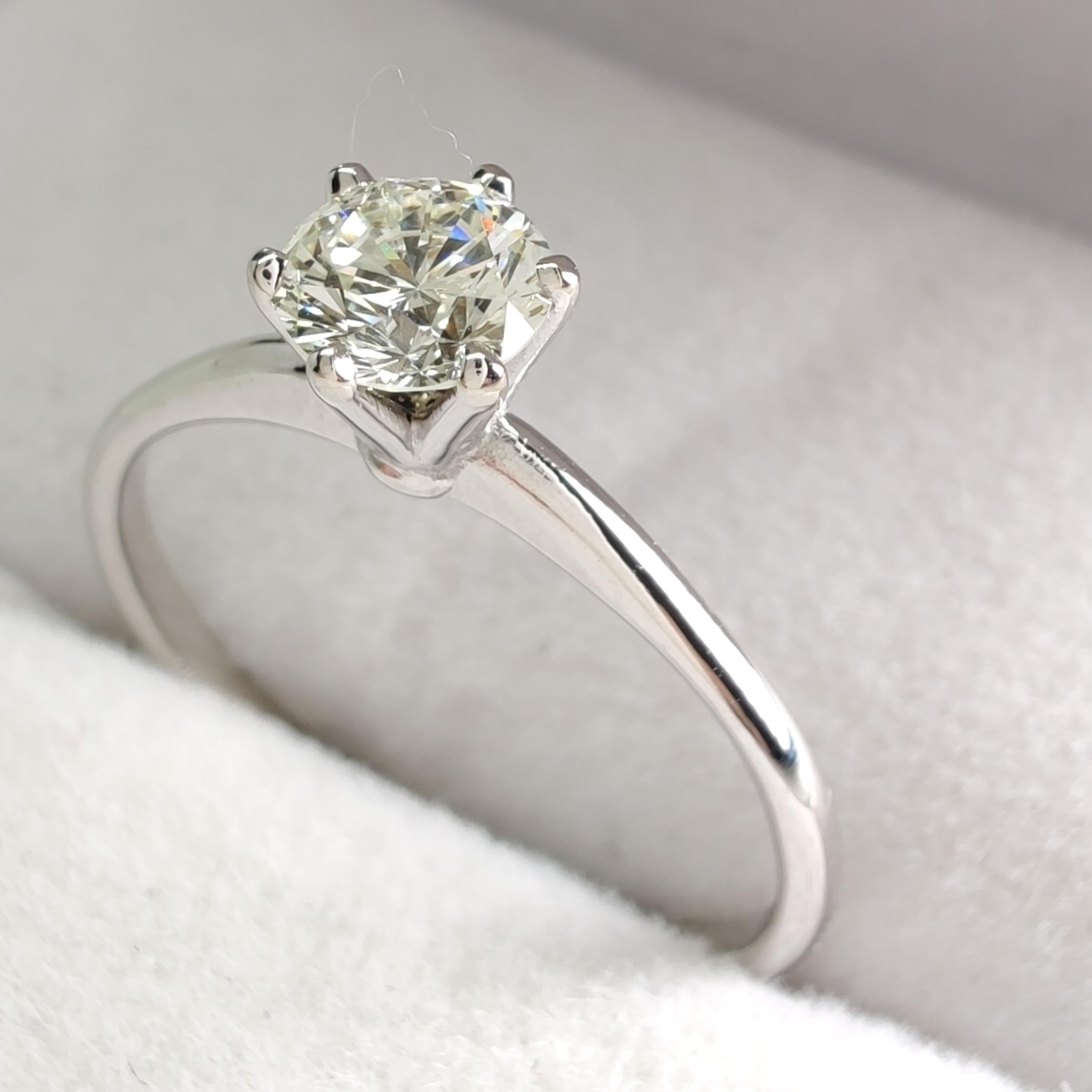 IGI-zertifizierter 0,50 Karat natürlicher Diamant Solitär-Ring -18K massives Weißgold (Zeitgenössisch) im Angebot