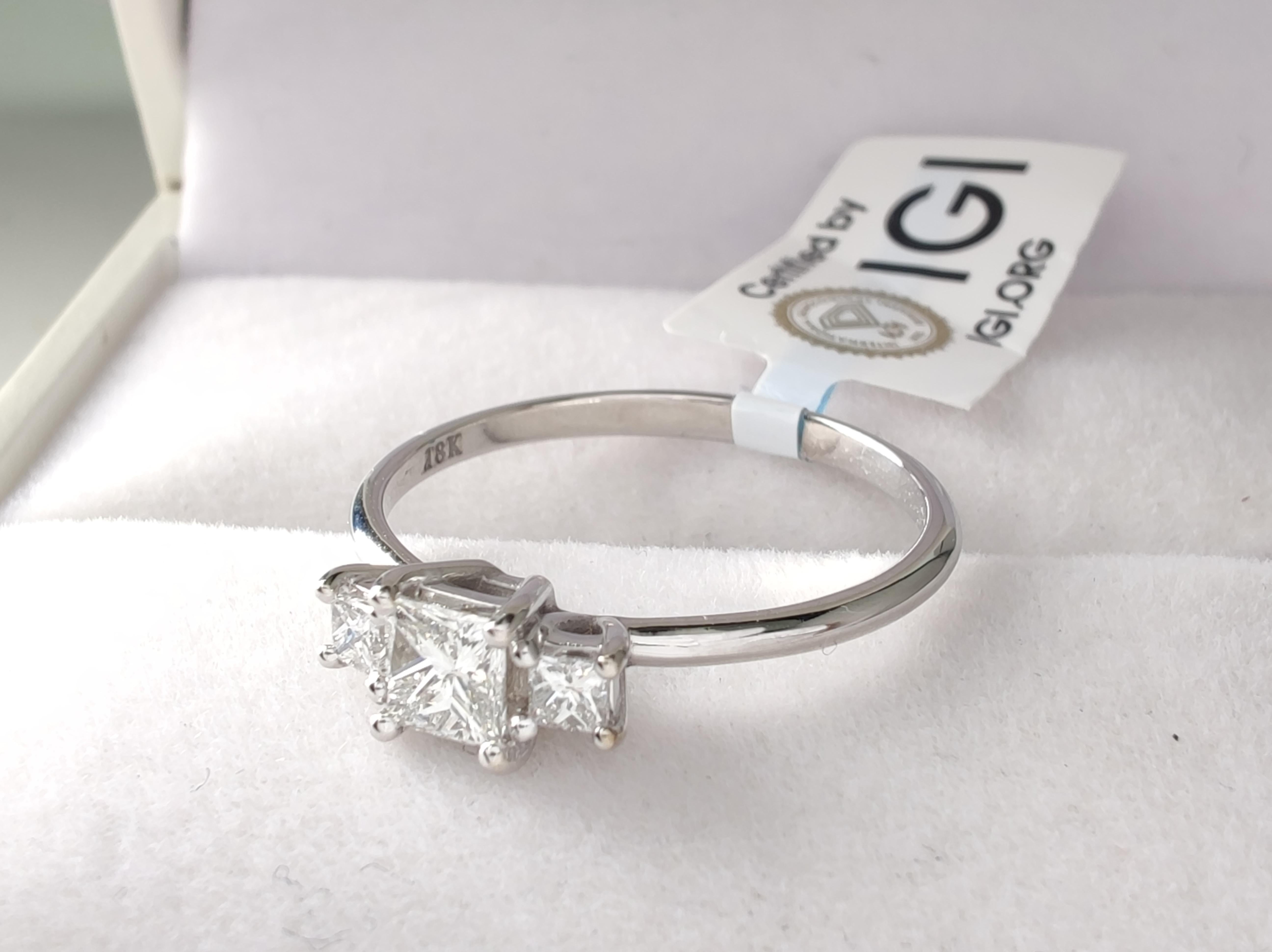 IGI Certified 0.50ct Natural Diamond Three-Stone Engagement Ring -18K White Gold For Sale 4