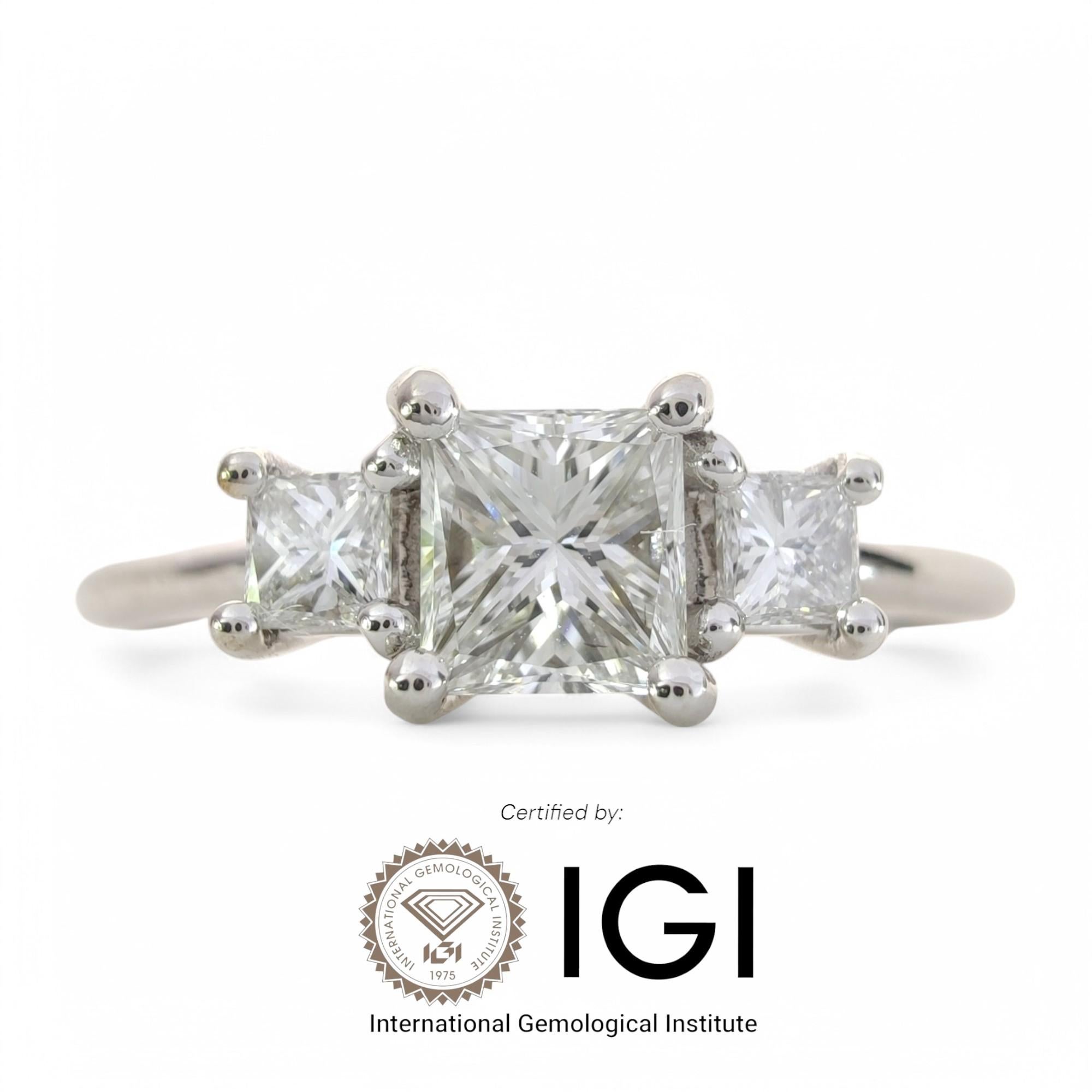 IGI Certified 0.50ct Natural Diamond Three-Stone Engagement Ring -18K White Gold In New Condition For Sale In Sant Josep de sa Talaia, IB