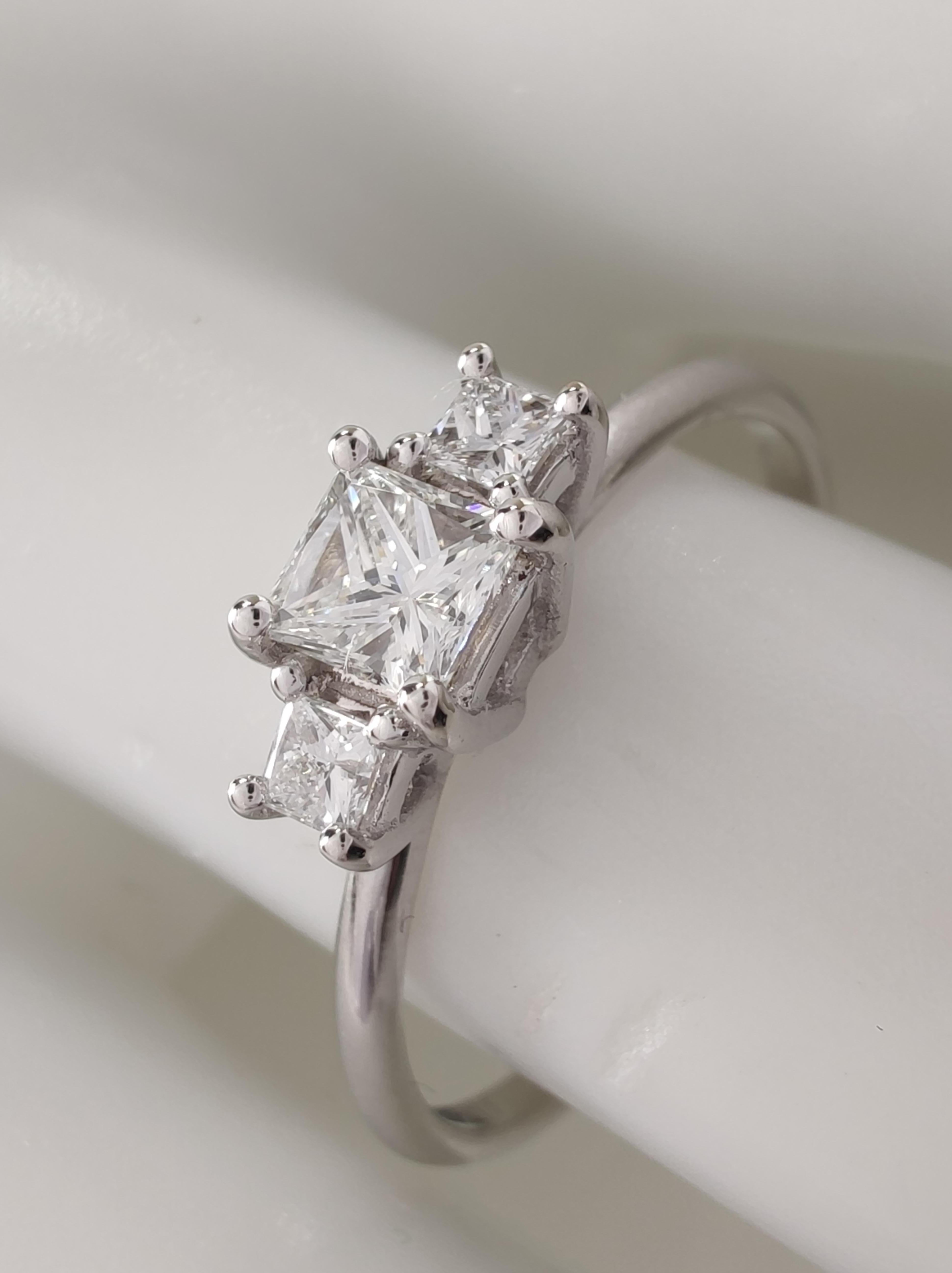 IGI Certified 0.50ct Natural Diamond Three-Stone Engagement Ring -18K White Gold For Sale 1