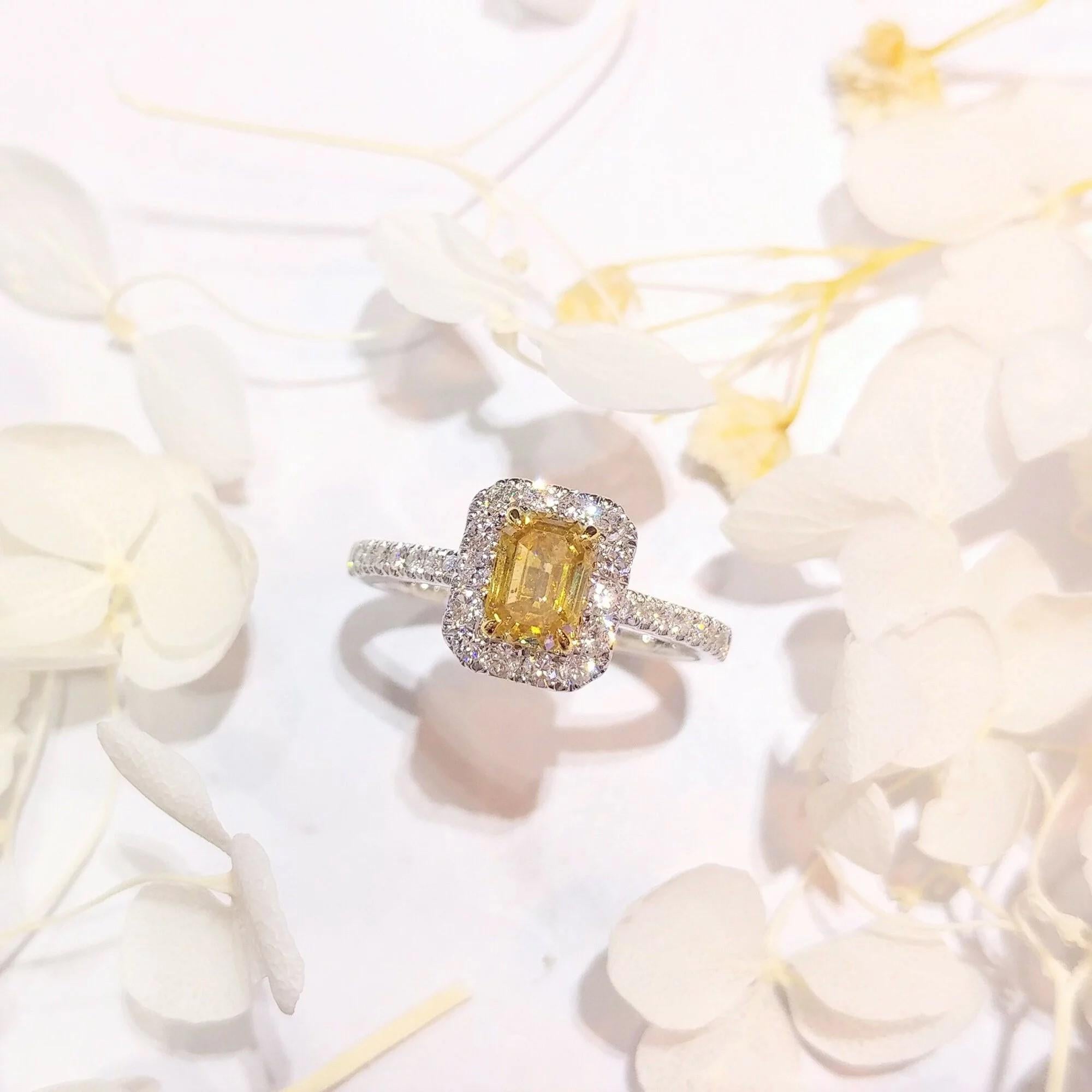 Round Cut IGI Certified 0.59 Carat Yellow Diamond & 0.27 Carat Diamond Ring in 18K Gold For Sale