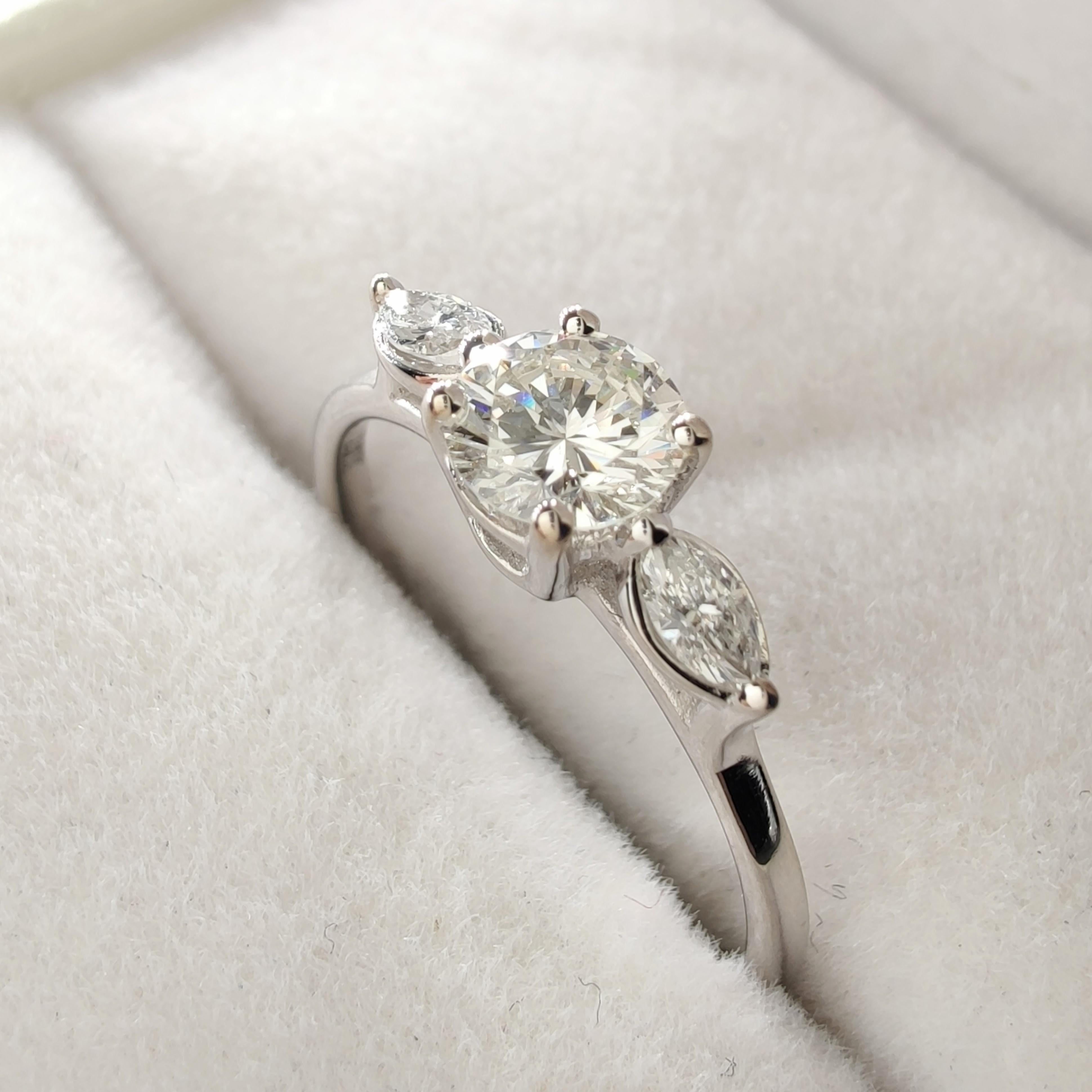Bague de fiançailles en or blanc 18 carats à trois pierres avec diamant naturel certifié IGI de 0,60 carat en vente 5