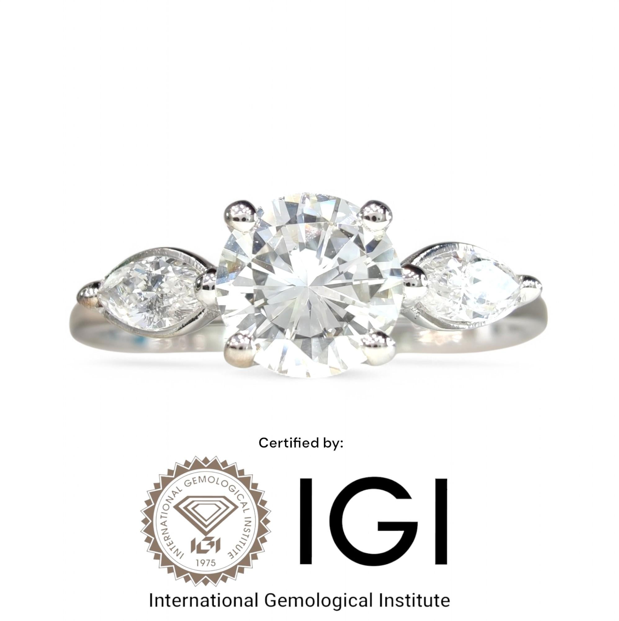 Le poids total des diamants de cette bague est de 0,60 carats, tous naturels et d'origine éthique.

Le diamant central est un diamant rond de taille brillant, mesurant 5,10 x 5,10 x 3,05 mm, avec un poids en carats de 0,50 ct. Il est classé F-G pour