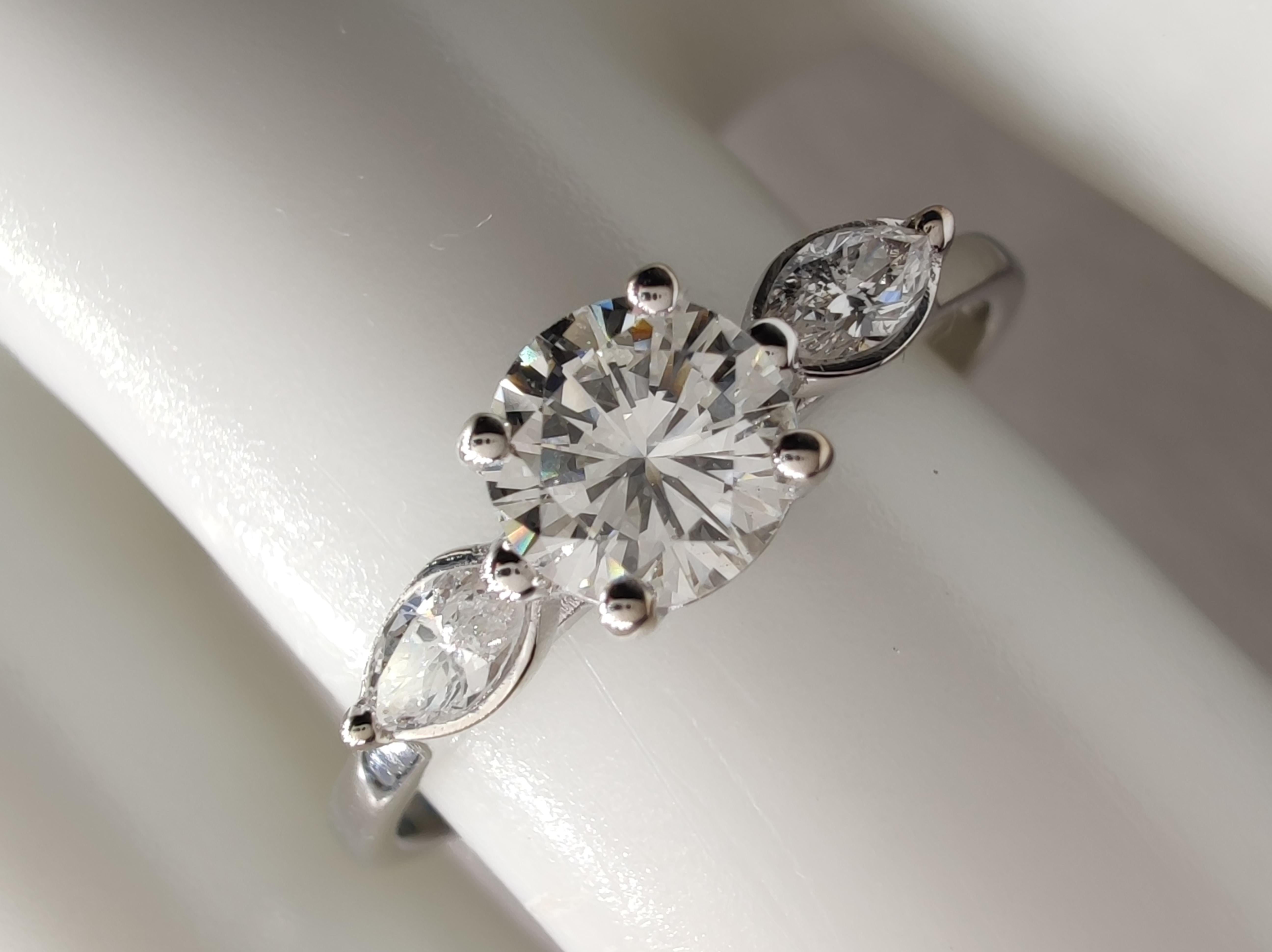 Taille ronde Bague de fiançailles en or blanc 18 carats à trois pierres avec diamant naturel certifié IGI de 0,60 carat en vente