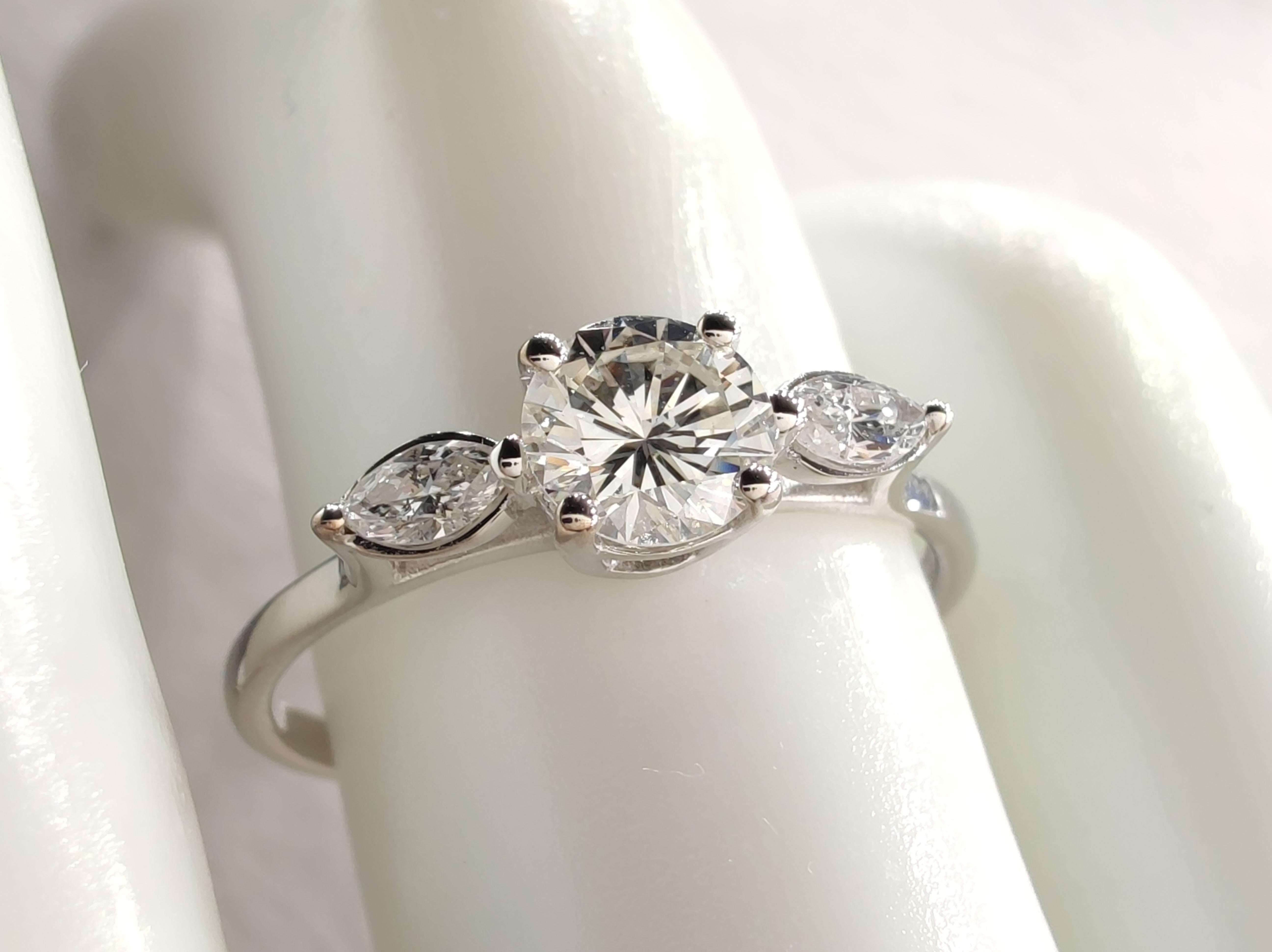 Bague de fiançailles en or blanc 18 carats à trois pierres avec diamant naturel certifié IGI de 0,60 carat Neuf - En vente à Sant Josep de sa Talaia, IB