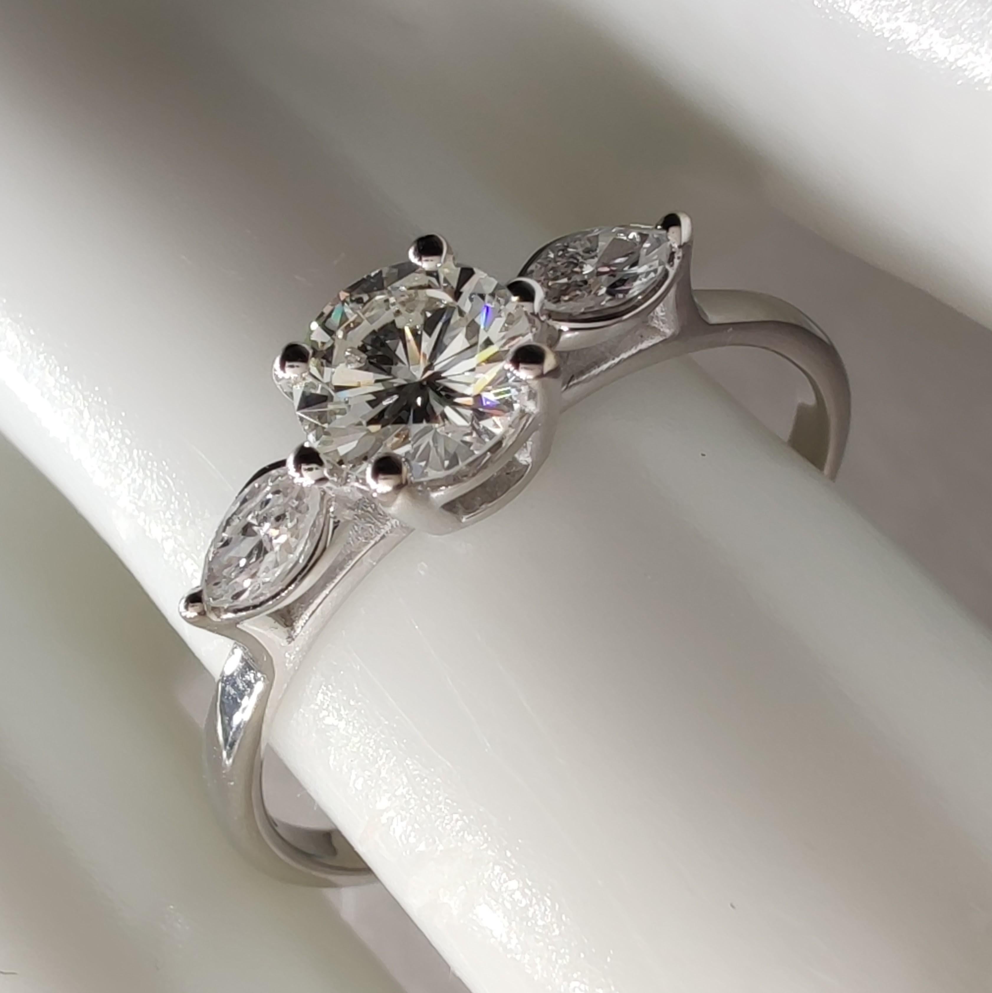 Bague de fiançailles en or blanc 18 carats à trois pierres avec diamant naturel certifié IGI de 0,60 carat Pour femmes en vente
