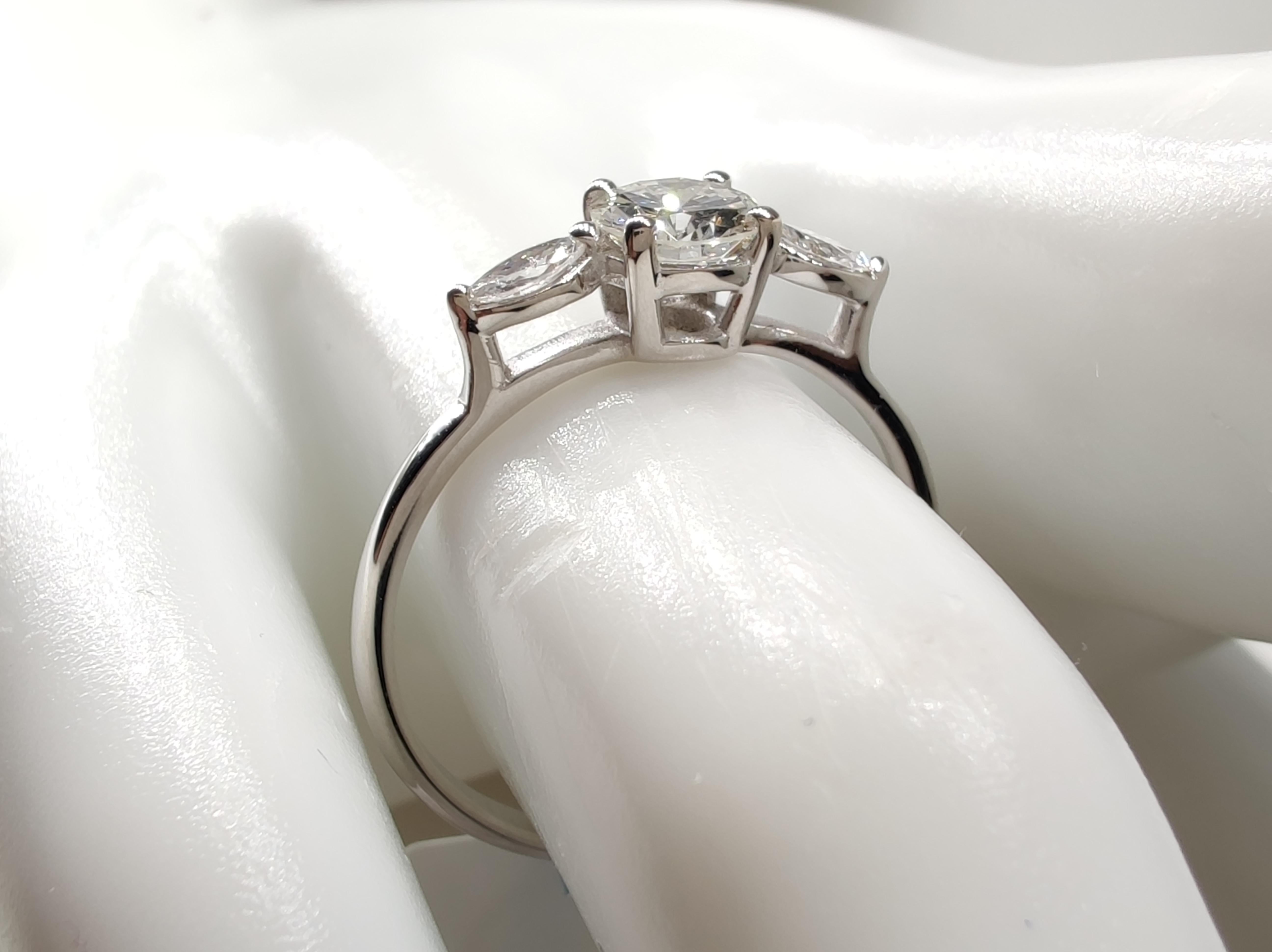 Bague de fiançailles en or blanc 18 carats à trois pierres avec diamant naturel certifié IGI de 0,60 carat en vente 1