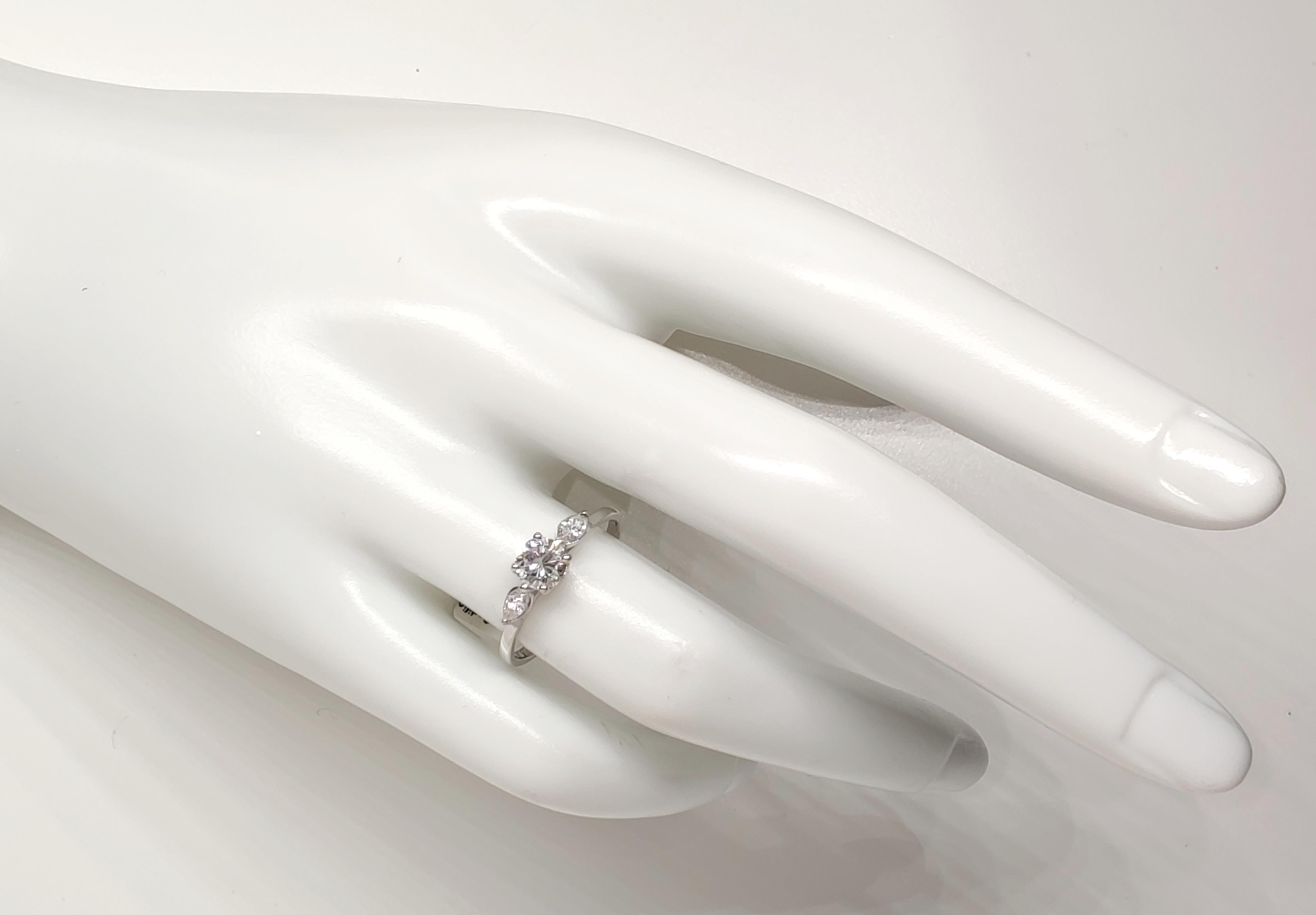 Bague de fiançailles en or blanc 18 carats à trois pierres avec diamant naturel certifié IGI de 0,60 carat en vente 2