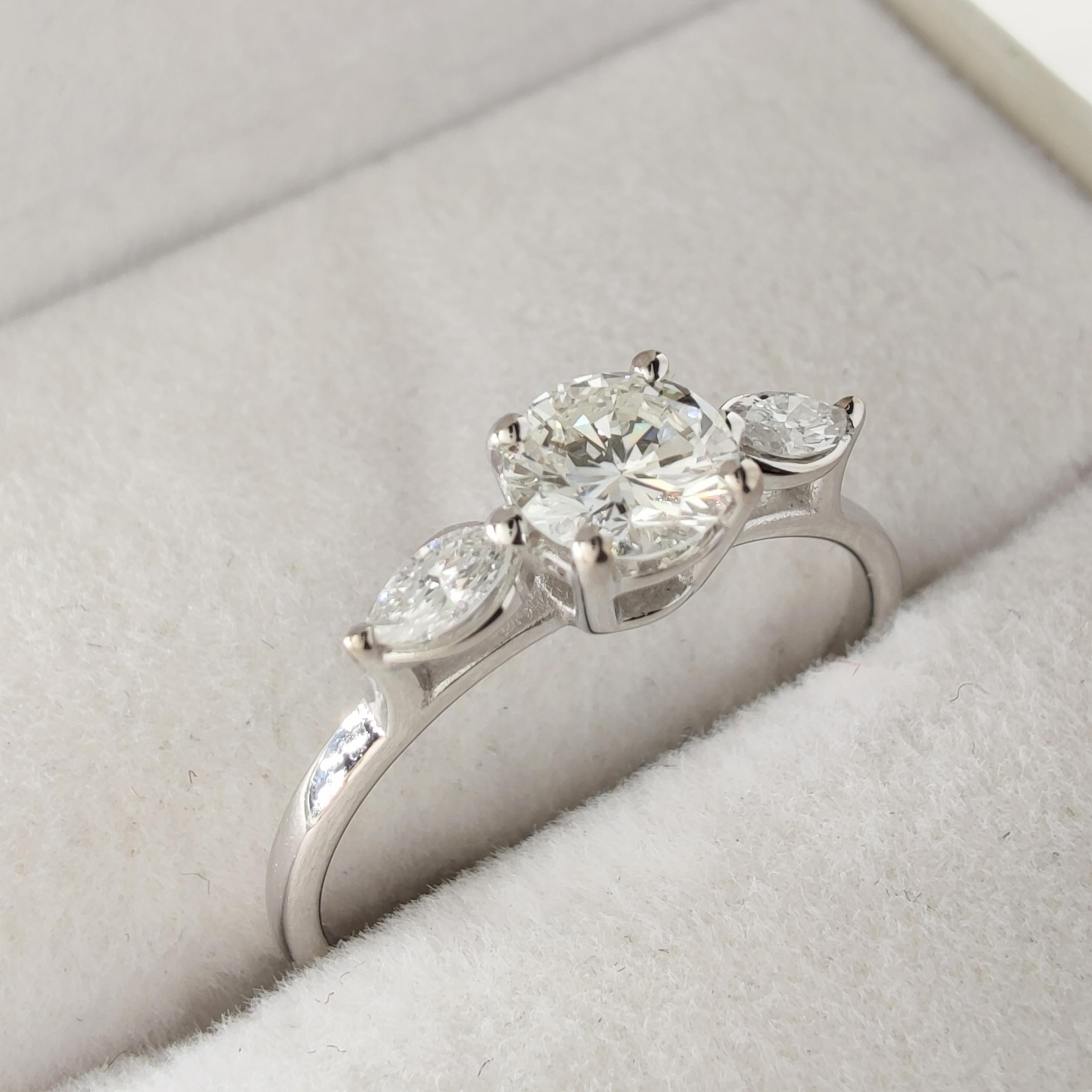 Bague de fiançailles en or blanc 18 carats à trois pierres avec diamant naturel certifié IGI de 0,60 carat en vente 3