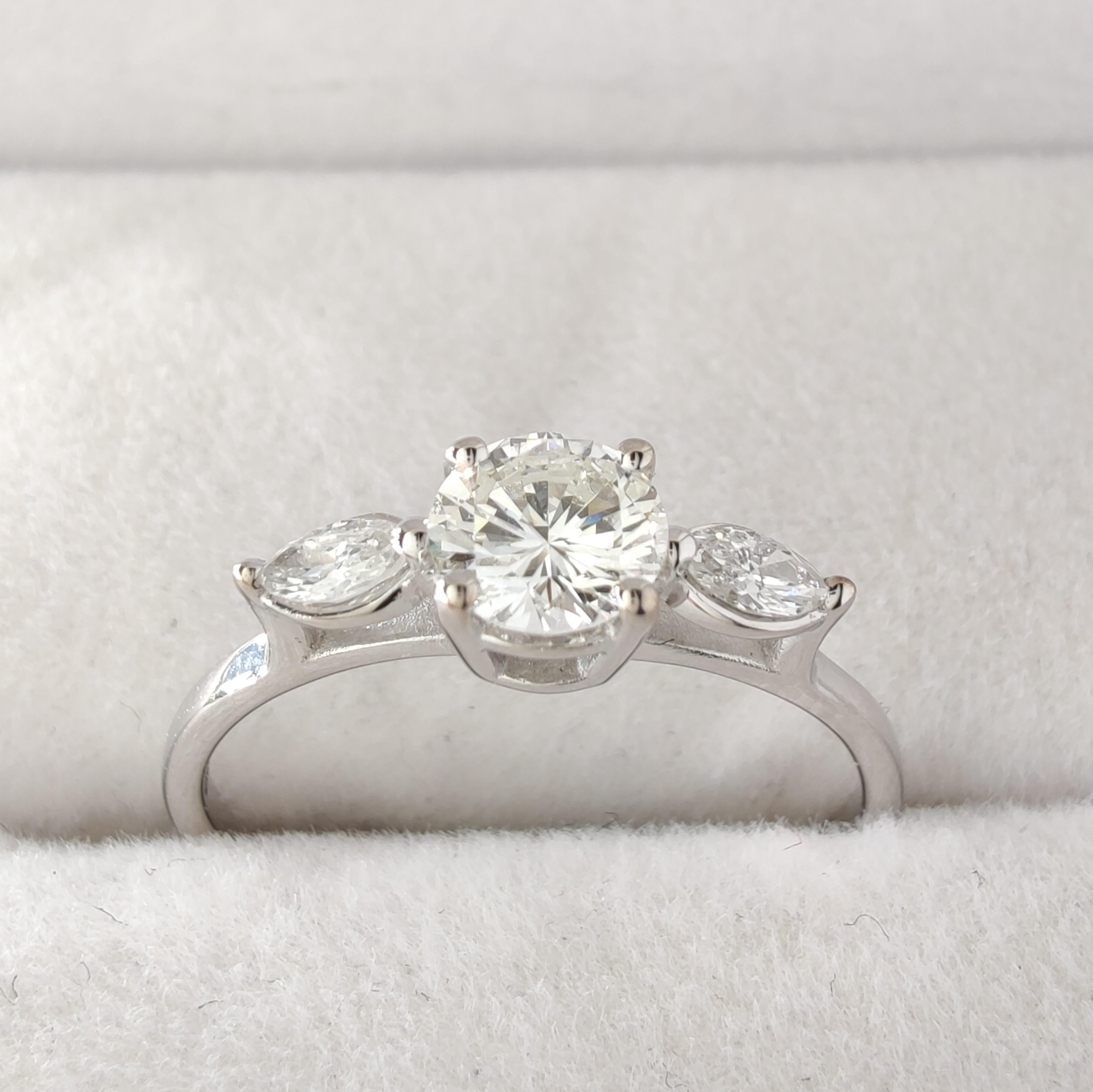 Bague de fiançailles en or blanc 18 carats à trois pierres avec diamant naturel certifié IGI de 0,60 carat en vente 4