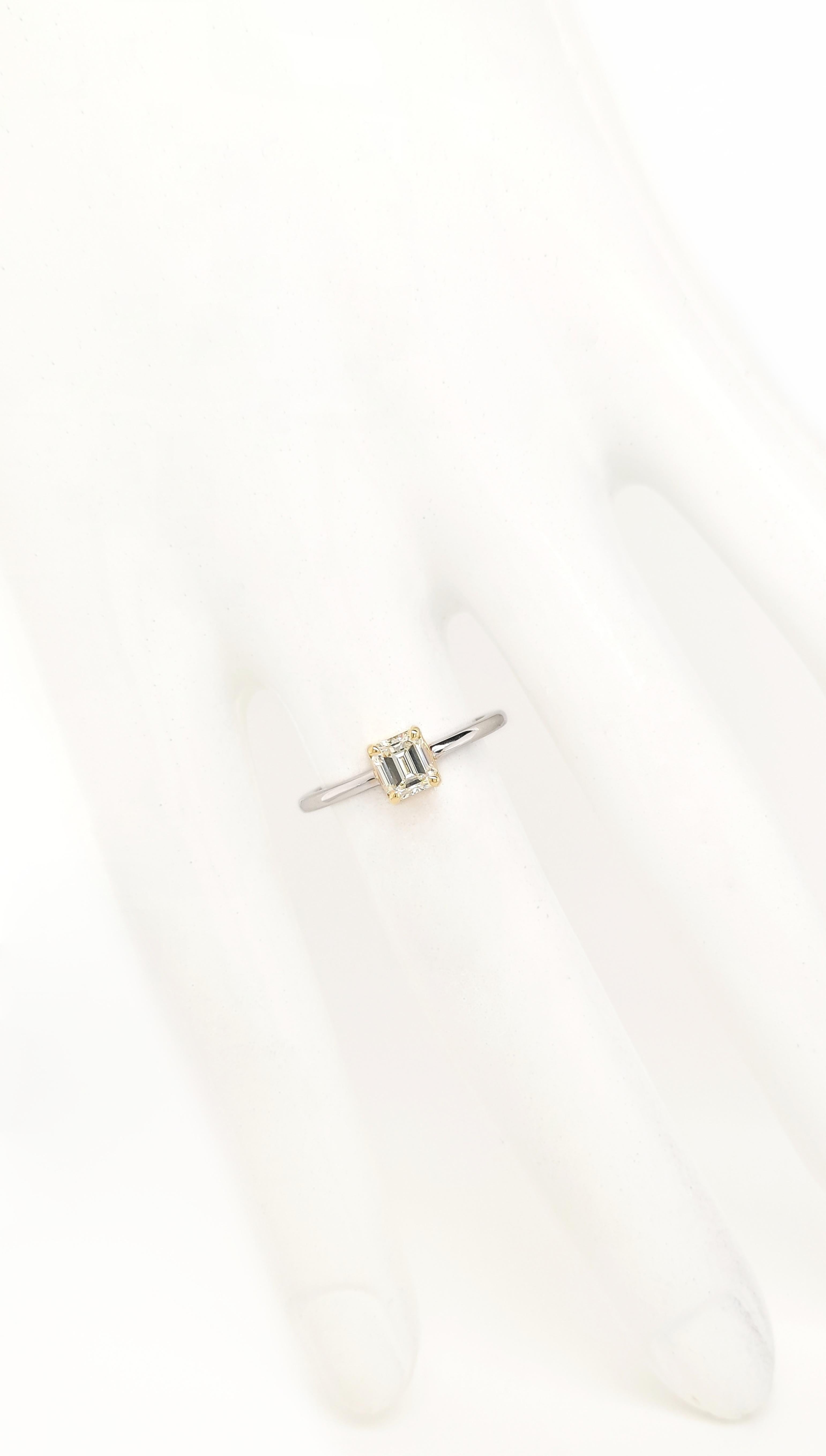 IGI Certified 0.61ct Natural Yellow VS Diamonds 14k Yellow & White Gold Ring In New Condition For Sale In Hong Kong, HK