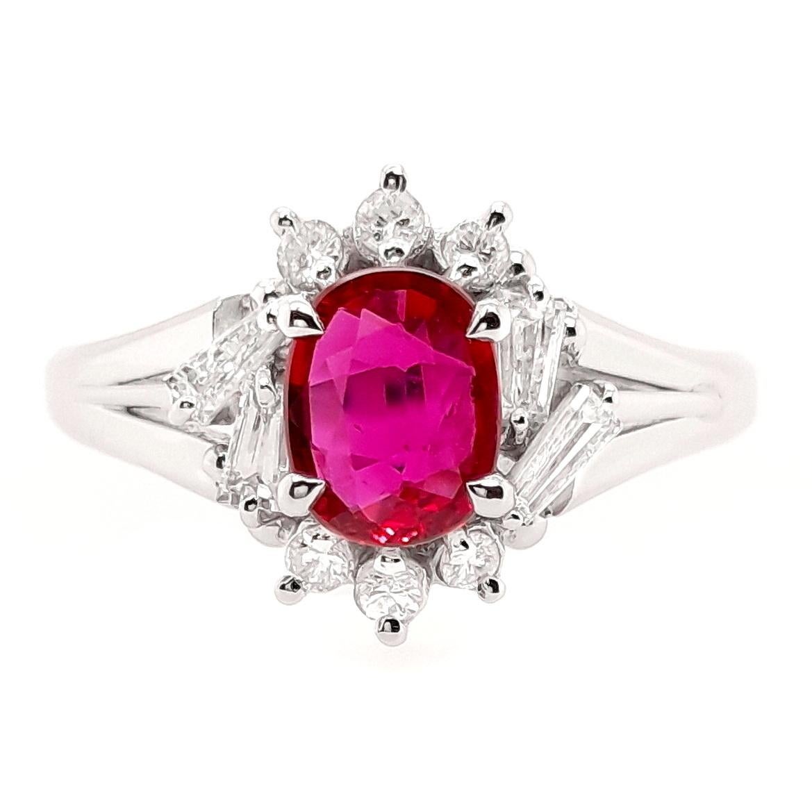 Brilla con estilo con nuestro anillo de platino de la colección Top Crown Jewelry House, que luce un rubí natural de talla ovalada y brillantes diamantes naturales. Un toque de lujo para tu conjunto diario.

Este anillo está certificado por el
