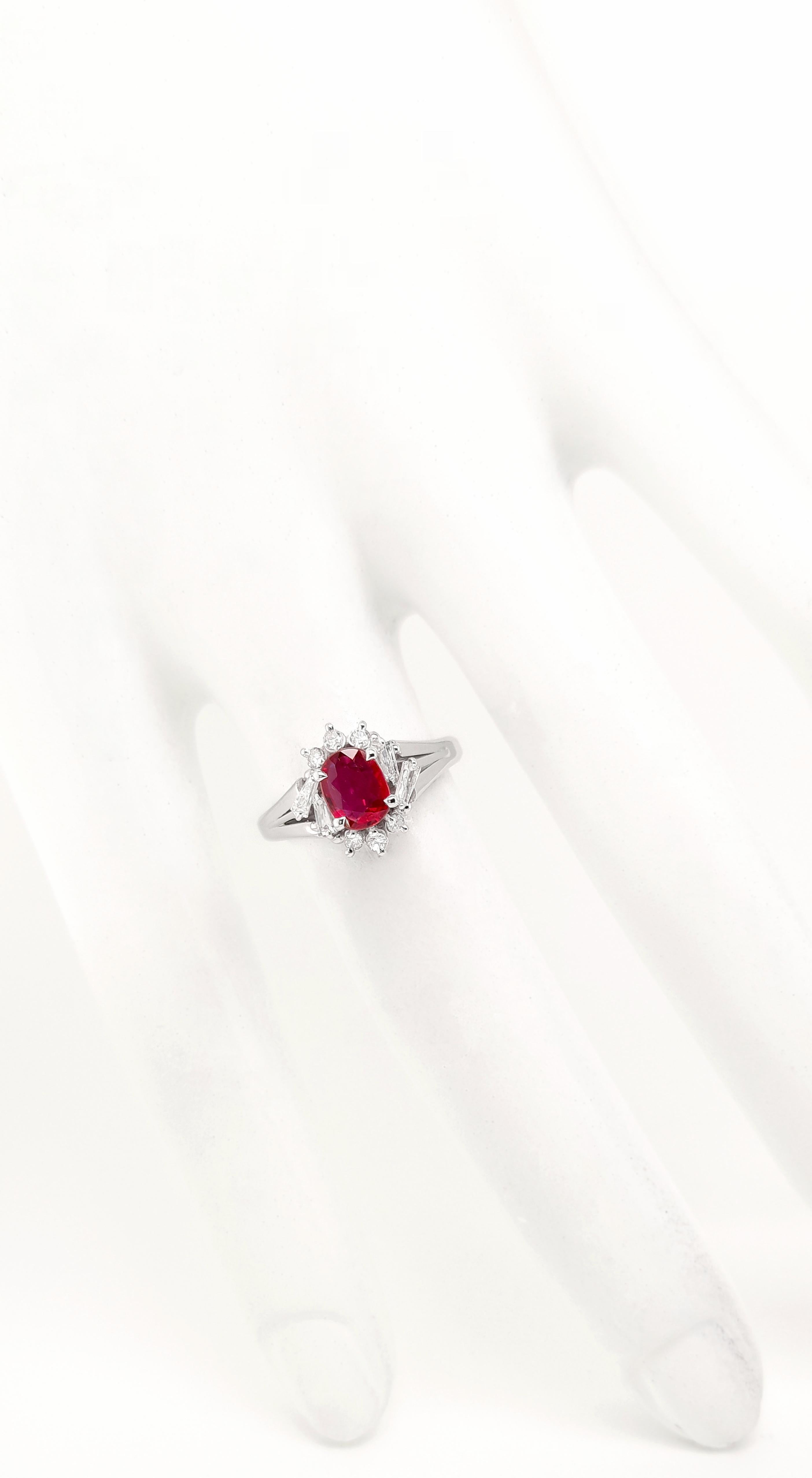 Rubí natural certificado IGI de 0,68 ct y diamantes naturales de 0,27 ct Anillo de platino Corte oval