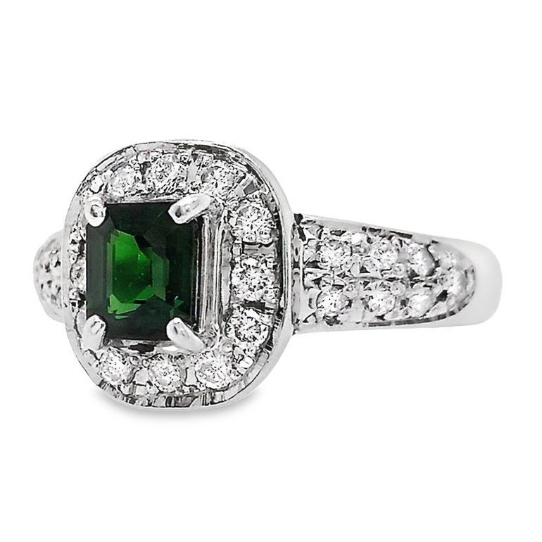 IGI Certified 0.72ct Natural Tsavorite and 0.35ct Natural Diamonds Platinum Ring In New Condition For Sale In Hong Kong, HK