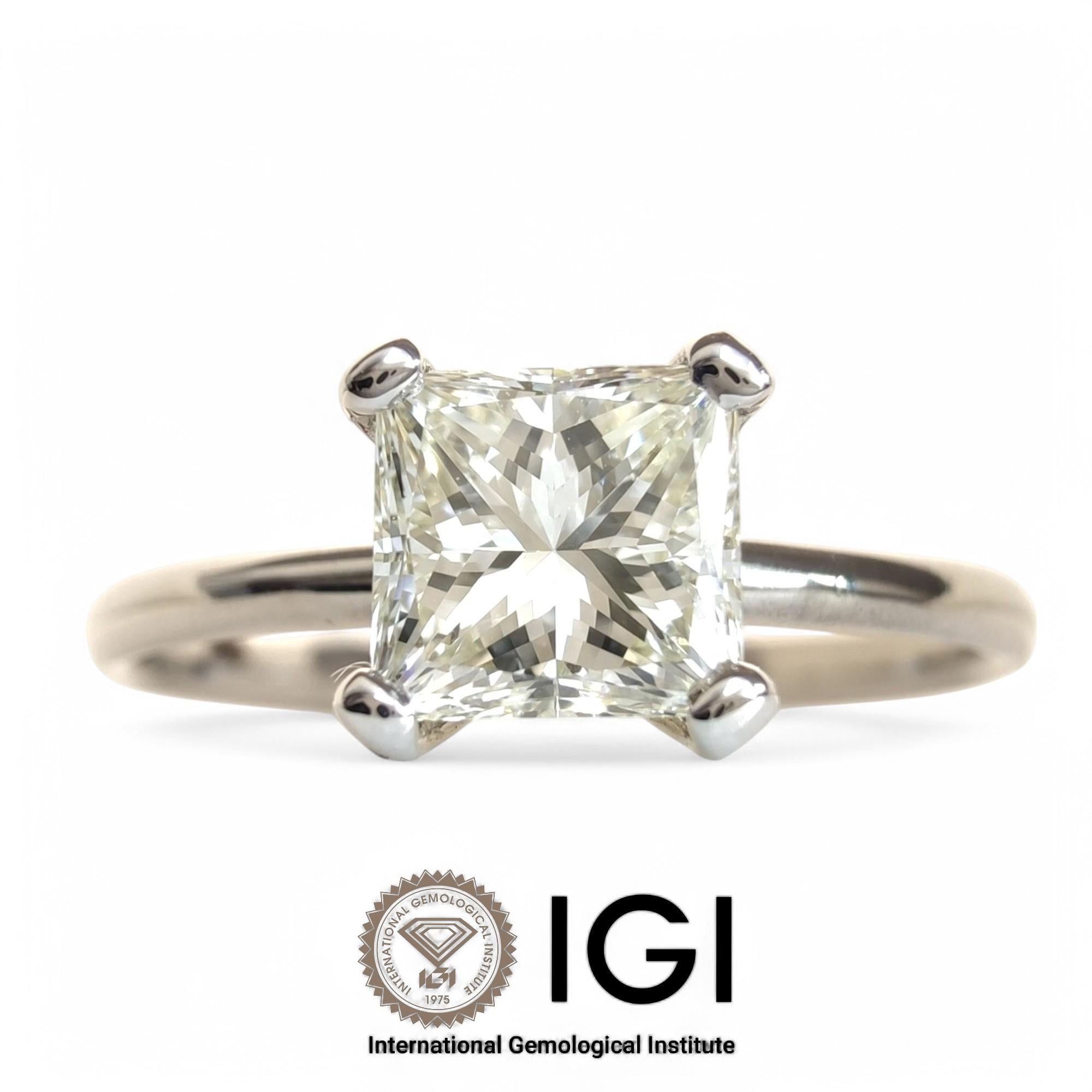 Größe (kostenlos anpassbar)
US 7
UK N½
EU 54

Erleben Sie den perfekten Antrag mit diesem IGI-zertifizierten Diamant-Verlobungsring. Mit einem Diamanten im Prinzessinnenschliff von 0,76 Karat, gefasst in 18 Karat Weißgold, mit der Farbe J-K und der