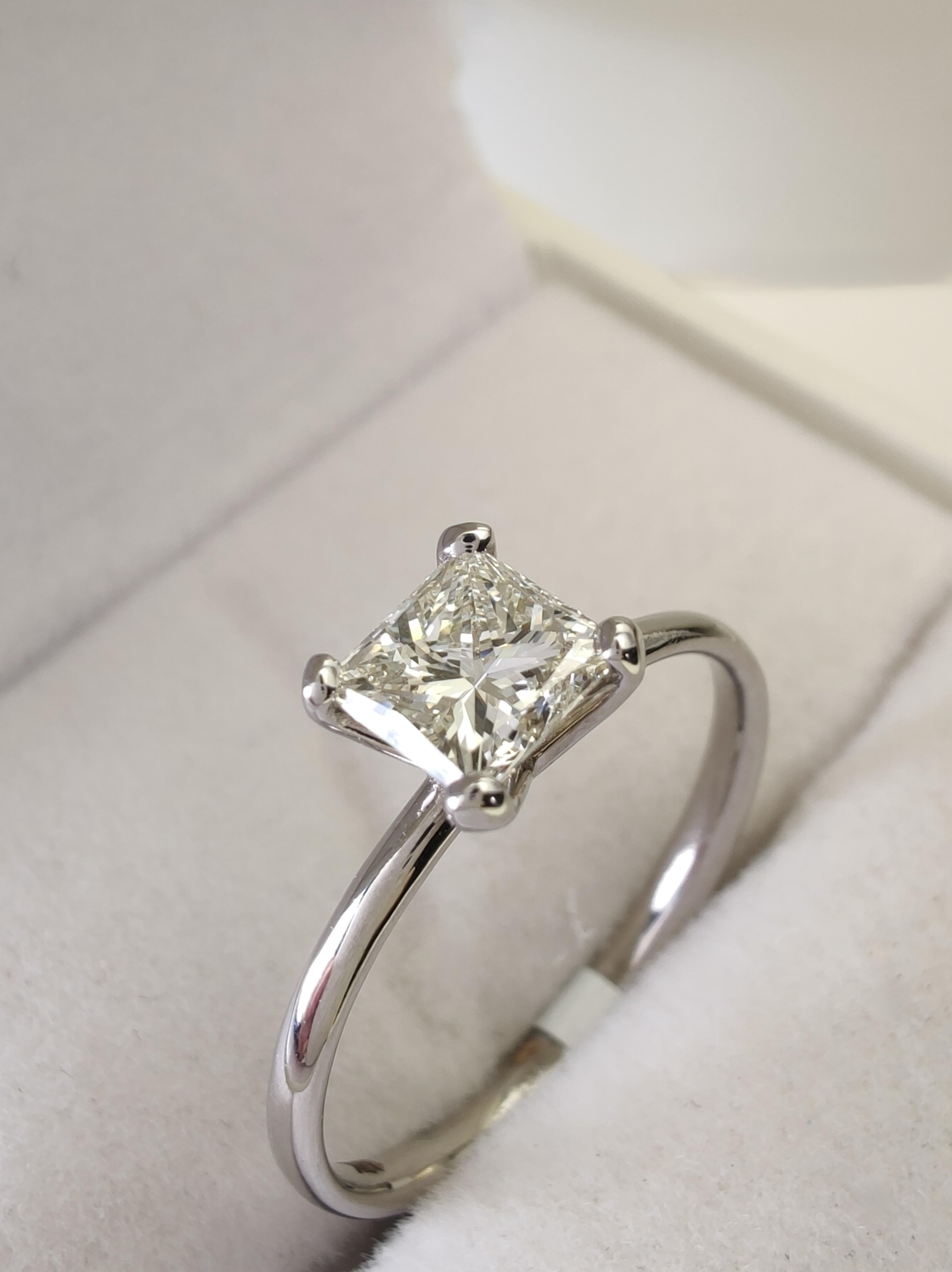 IGI Certified, 0.76ct Princess Cut Diamond Engagement Ring, 18K White Gold In New Condition For Sale In Sant Josep de sa Talaia, IB