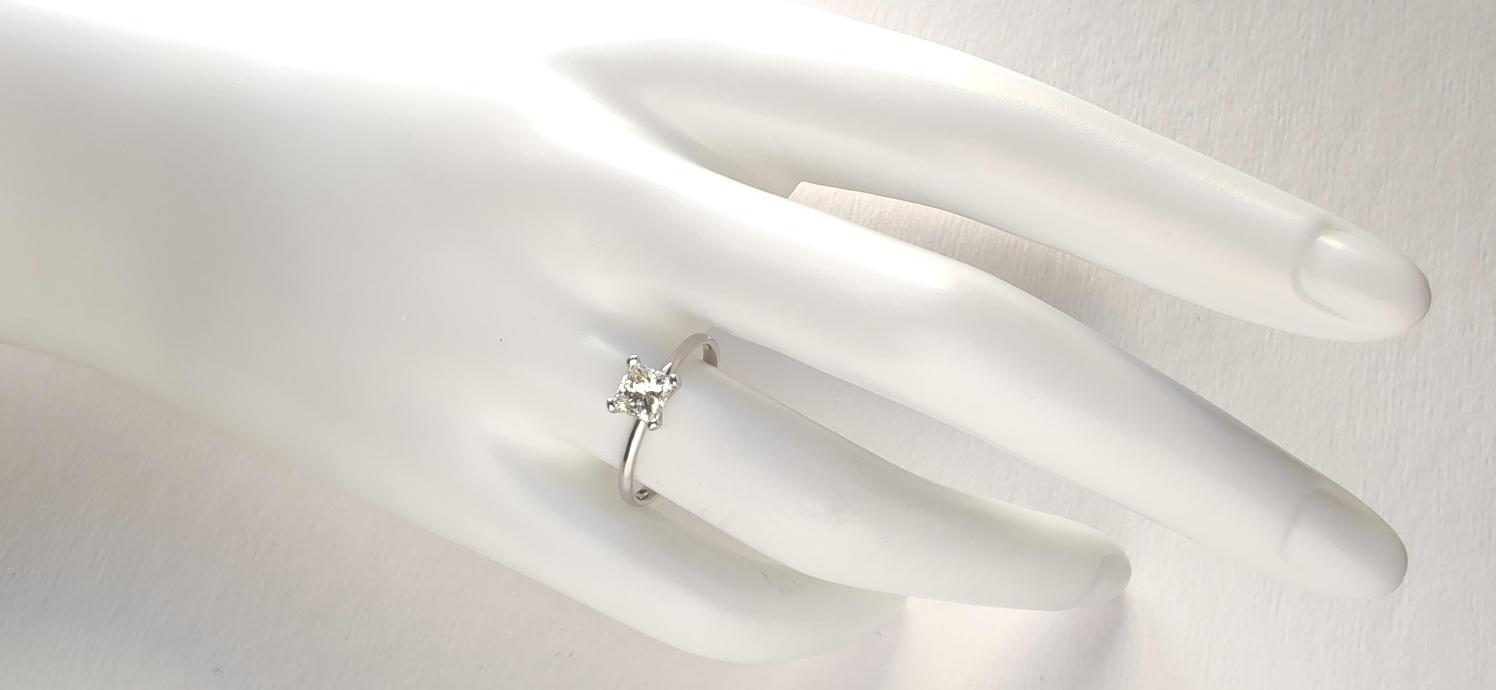 Women's IGI Certified, 0.76ct Princess Cut Diamond Engagement Ring, 18K White Gold For Sale