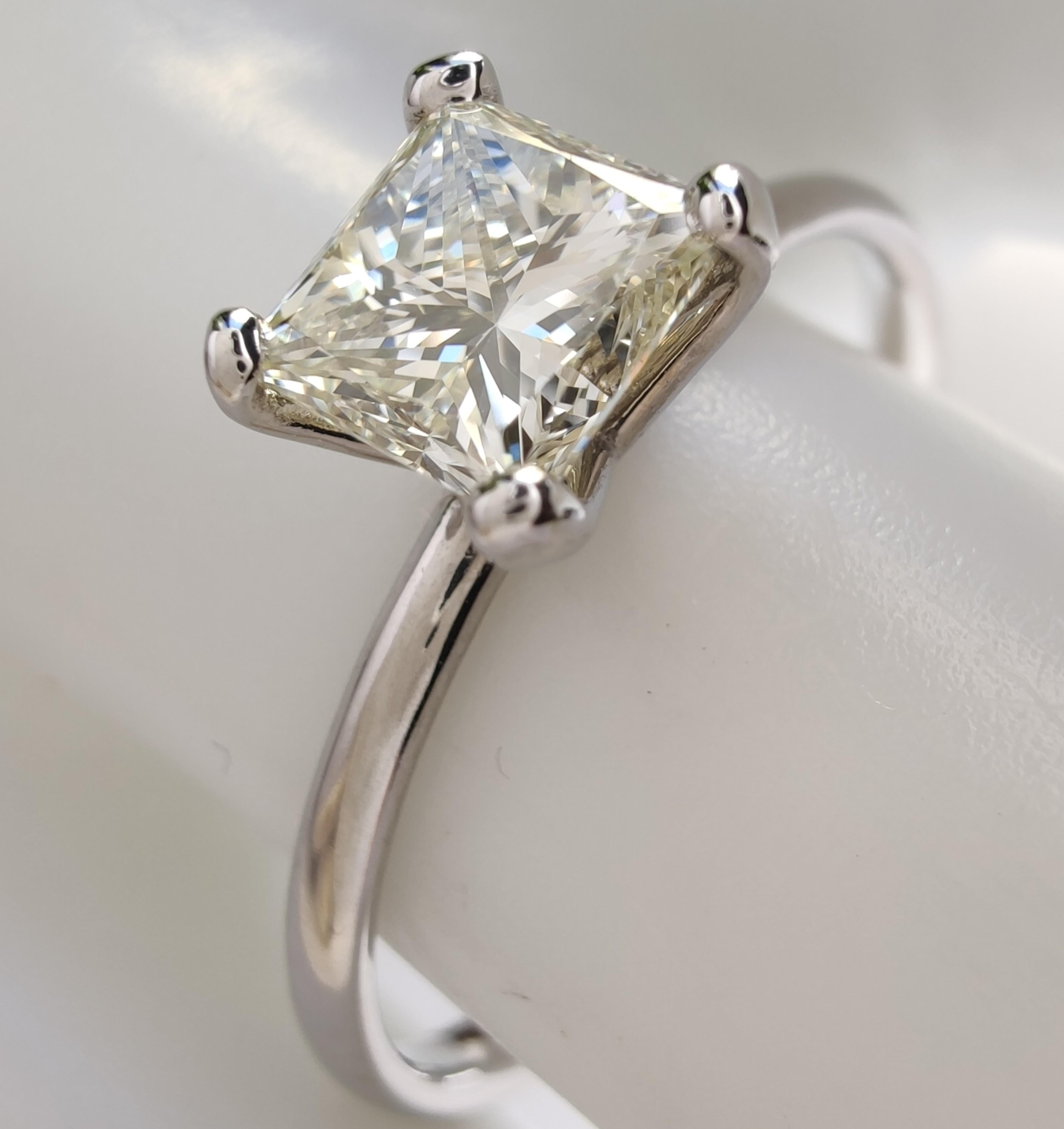 IGI Certified, 0.76ct Princess Cut Diamond Engagement Ring, 18K White Gold For Sale 1