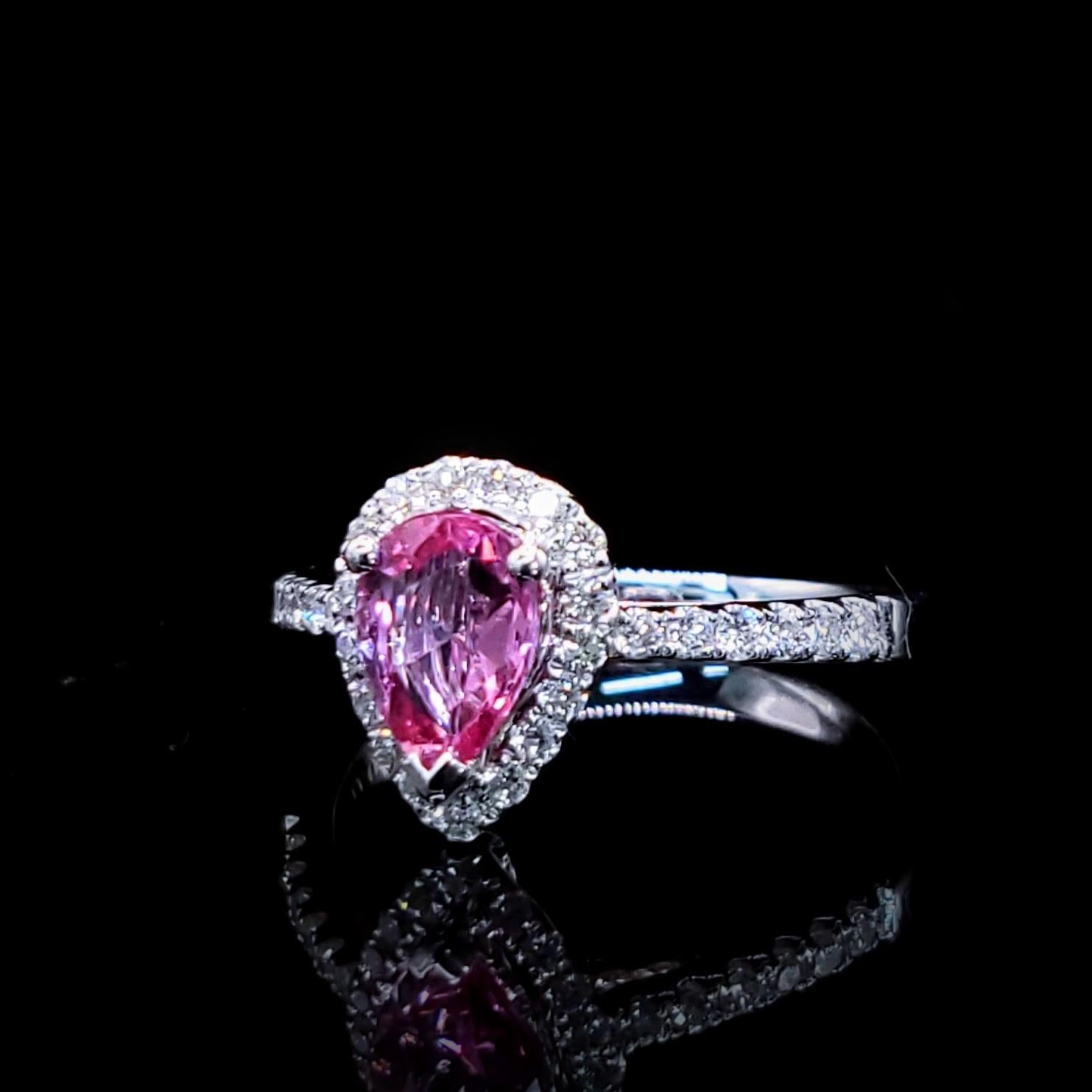 Entdecken Sie den zarten Charme dieses wahrhaft außergewöhnlichen Rings mit einem schönen 0,77-karätigen rosa Saphir im Mischschliff, der nicht erhitzt wurde. Dieser Edelstein hat einen wunderschönen purpurroten Farbton, eine weiche und romantische