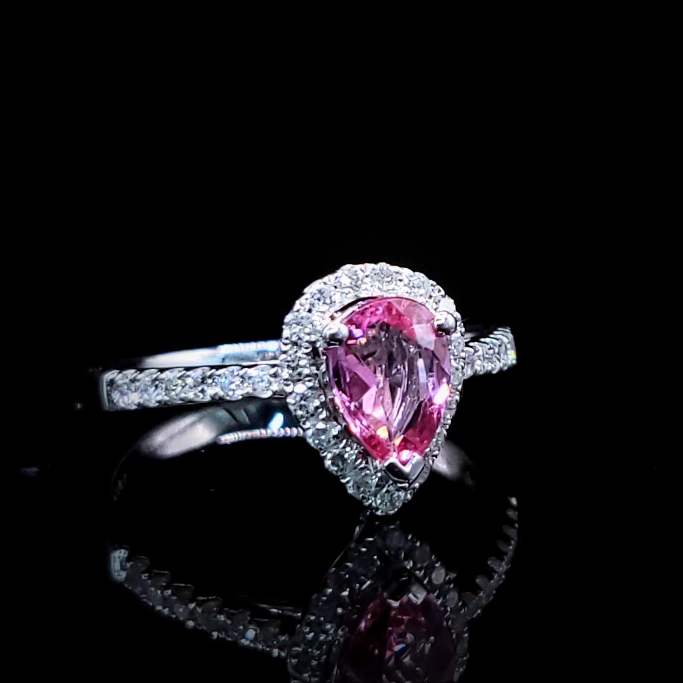 IGI-zertifizierter 0,77 Karat unbehandelter rosa Saphir & Diamantring 18K Weißgold im Zustand „Neu“ im Angebot in KOWLOON, HK