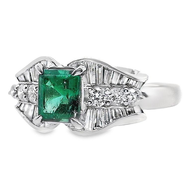 IGI Certified 0.80ct Colombian Emerald and 0.51ct Natural Diamonds Platinum Ring In New Condition For Sale In Hong Kong, HK