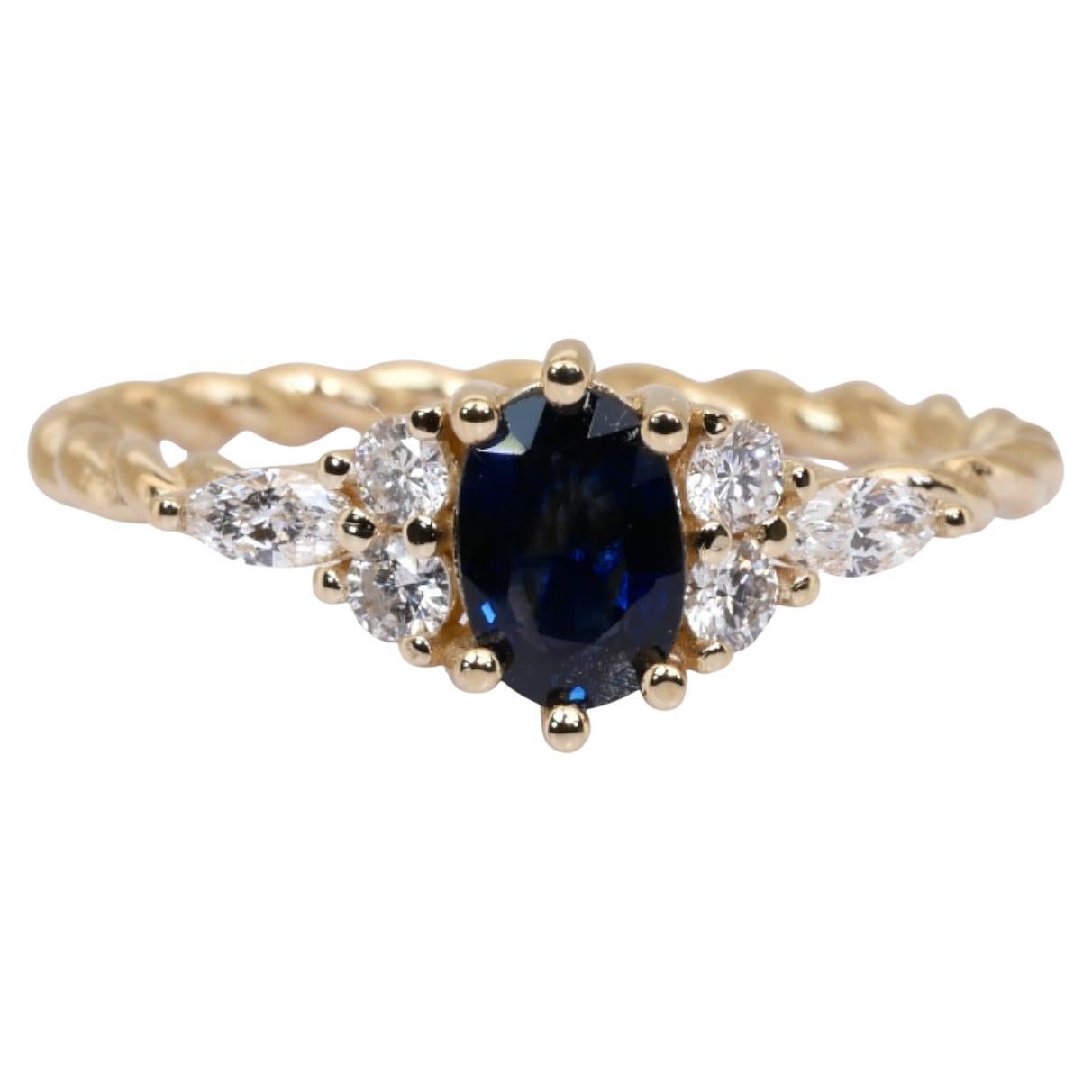 IGI Certified 0.80ct Sapphire and Diamonds Cluster Ring in 18k Yellow Gold en venta