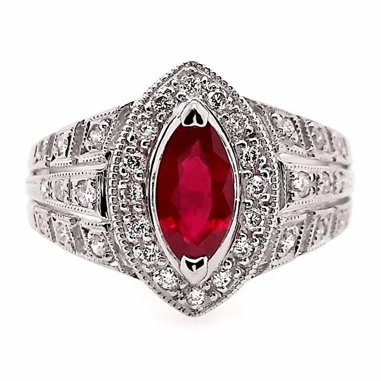 Lassen Sie sich von unserem wunderschönen, tief purpurroten Ring mit einem fesselnden Burma-Rubin verzaubern, der von einem Halo aus runden, natürlichen Diamanten akzentuiert wird. Erhöhen Sie Ihren Stil mit dieser exquisiten Kombination aus