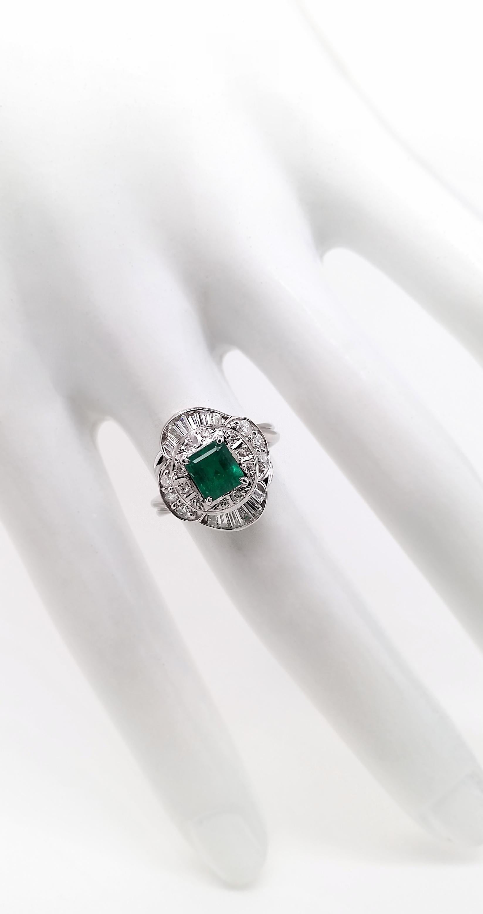 Elegante Anillo de Platino con una Esmeralda Colombiana Natural de 0,88 ct y Diamantes Naturales de 0,58 ct. La esmeralda colombiana de talla esmeralda, con su vivo color verde azulado e inclusiones naturales, está delicadamente engastada entre 28