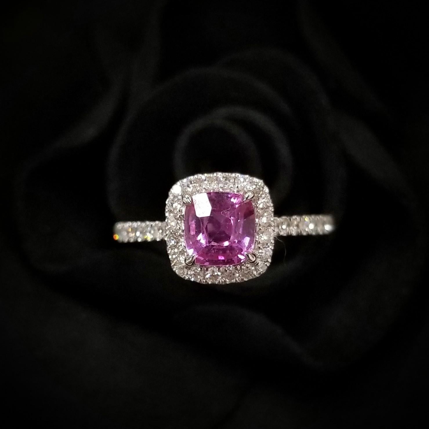 IGI Certified 0.90 Carat Pink Sapphire & Diamond Ring in 18K White Gold In New Condition For Sale In KOWLOON, HK